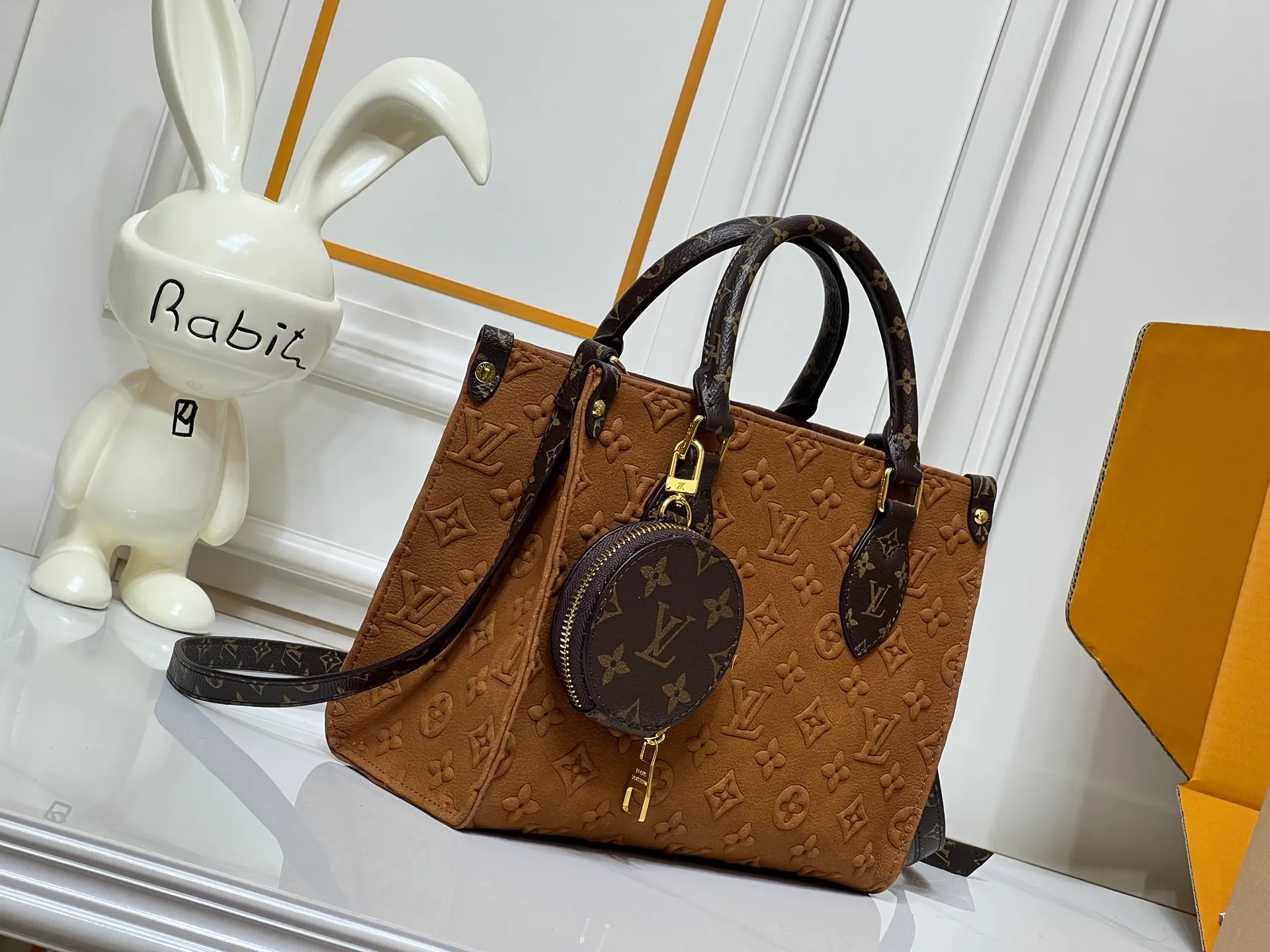 Batch 300💰M45659 M46373 Brown embossed Black embossed Gray embossed OnTheGo Small new version The legendary ONTHEGO handbag: made of washed LV Blason denim, with deep tones to enhance the gradient effect of the LV letters, showing Pharrell Williams' creative ingenuity in translating graceful music into fashion language. The zippered front pocket provides easy access to everyday items, while the drawstring closure and magnetic laces provide ample space. Detailed features25x11x19 cm