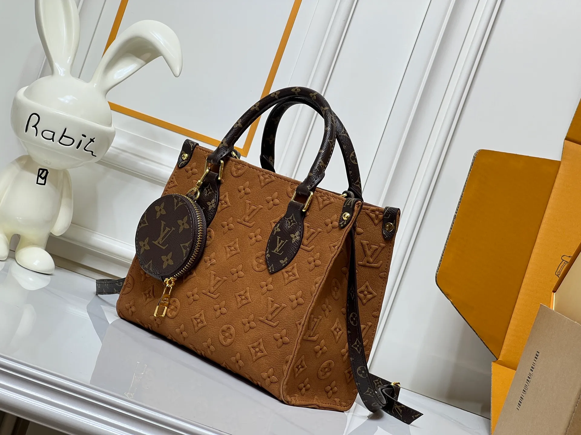 Batch 300💰M45659 M46373 Brown embossed Black embossed Gray embossed OnTheGo Small new version The legendary ONTHEGO handbag: made of washed LV Blason denim, with deep tones to enhance the gradient effect of the LV letters, showing Pharrell Williams' creative ingenuity in translating graceful music into fashion language. The zippered front pocket provides easy access to everyday items, while the drawstring closure and magnetic laces provide ample space. Detailed features25x11x19 cm