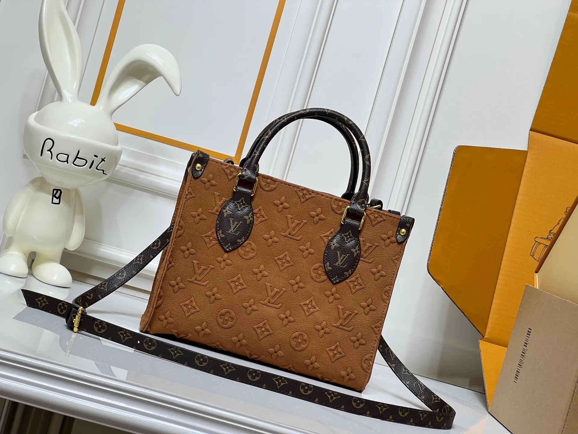 Batch 300💰M45659 M46373 Brown embossed Black embossed Gray embossed OnTheGo Small new version The legendary ONTHEGO handbag: made of washed LV Blason denim, with deep tones to enhance the gradient effect of the LV letters, showing Pharrell Williams' creative ingenuity in translating graceful music into fashion language. The zippered front pocket provides easy access to everyday items, while the drawstring closure and magnetic laces provide ample space. Detailed features25x11x19 cm