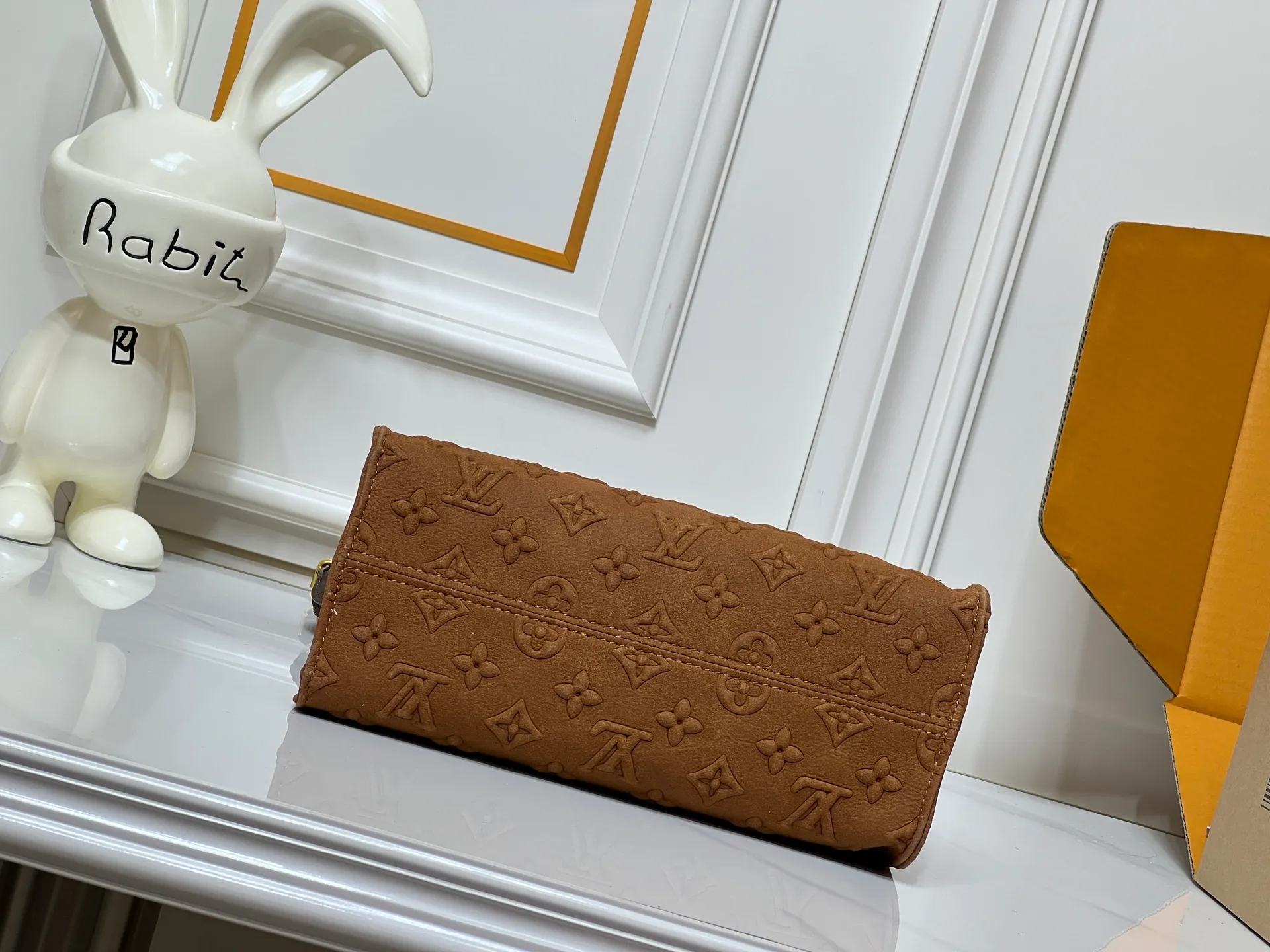 Batch 300💰M45659 M46373 Brown embossed Black embossed Gray embossed OnTheGo Small new version The legendary ONTHEGO handbag: made of washed LV Blason denim, with deep tones to enhance the gradient effect of the LV letters, showing Pharrell Williams' creative ingenuity in translating graceful music into fashion language. The zippered front pocket provides easy access to everyday items, while the drawstring closure and magnetic laces provide ample space. Detailed features25x11x19 cm
