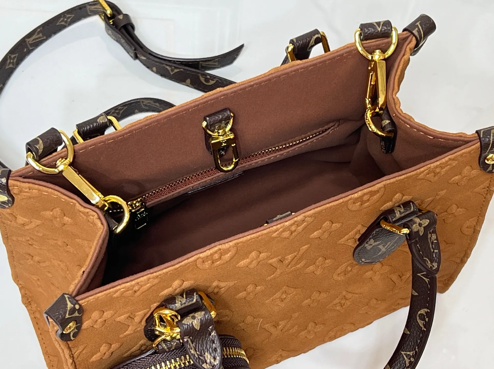 Batch 300💰M45659 M46373 Brown embossed Black embossed Gray embossed OnTheGo Small new version The legendary ONTHEGO handbag: made of washed LV Blason denim, with deep tones to enhance the gradient effect of the LV letters, showing Pharrell Williams' creative ingenuity in translating graceful music into fashion language. The zippered front pocket provides easy access to everyday items, while the drawstring closure and magnetic laces provide ample space. Detailed features25x11x19 cm