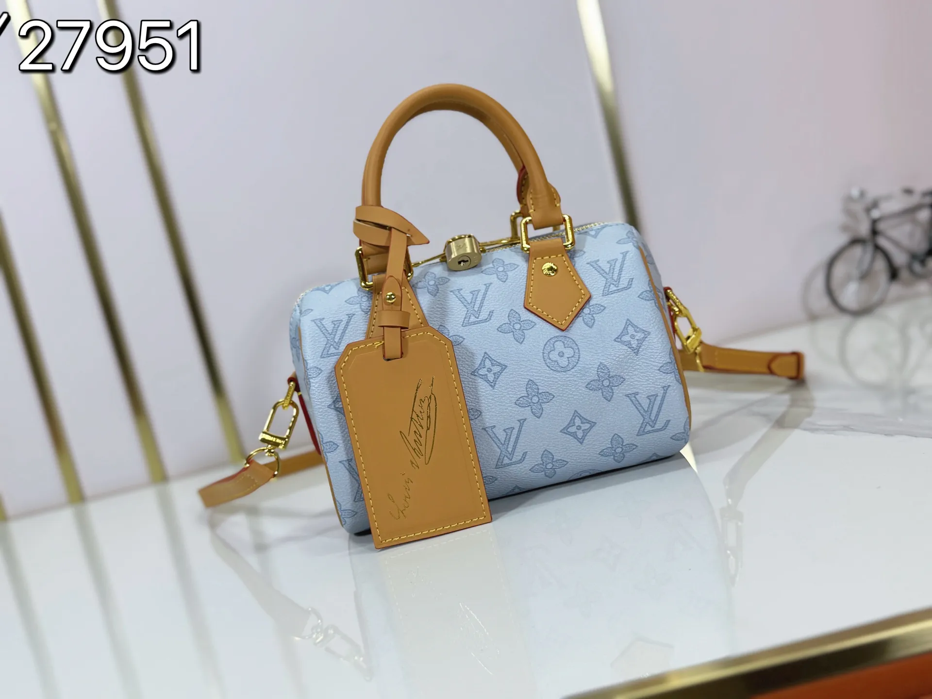 P240 M27951 M27530 Upgraded original version [Exclusive background shot] This Speedy Bandoulière 20 handbag condenses the brand's traditional Speedy travel bag design and is made of Monogram leather with fabric lining and cow leather trim. The wide, removable and adjustable fabric shoulder strap features Louis Vuitton's signature texture, and the rolled leather handles add to the carrying options. 20.5 x 13.5 x 12.0 cm (L x H x W) • Monogram coated canvas • Cow leather trim • Textile lining • Metal hardware • Padlock • Internal slip pocket • Shoulder strap: removable, adjustable • Strap half length: 39.0 cm • Strap half length adjustable to: 58.0 cm • Handle: Double handle