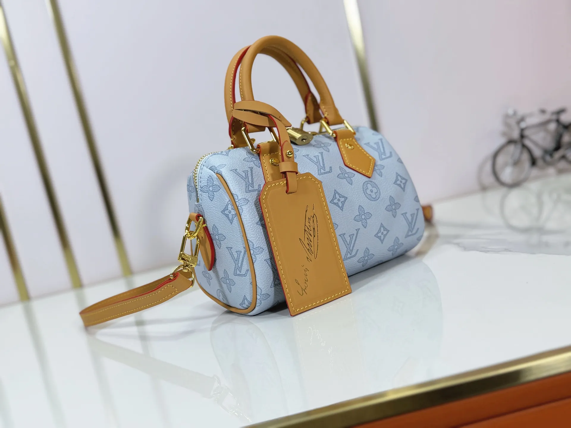 P240 M27951 M27530 Upgraded original version [Exclusive background shot] This Speedy Bandoulière 20 handbag condenses the brand's traditional Speedy travel bag design and is made of Monogram leather with fabric lining and cow leather trim. The wide, removable and adjustable fabric shoulder strap features Louis Vuitton's signature texture, and the rolled leather handles add to the carrying options. 20.5 x 13.5 x 12.0 cm (L x H x W) • Monogram coated canvas • Cow leather trim • Textile lining • Metal hardware • Padlock • Internal slip pocket • Shoulder strap: removable, adjustable • Strap half length: 39.0 cm • Strap half length adjustable to: 58.0 cm • Handle: Double handle