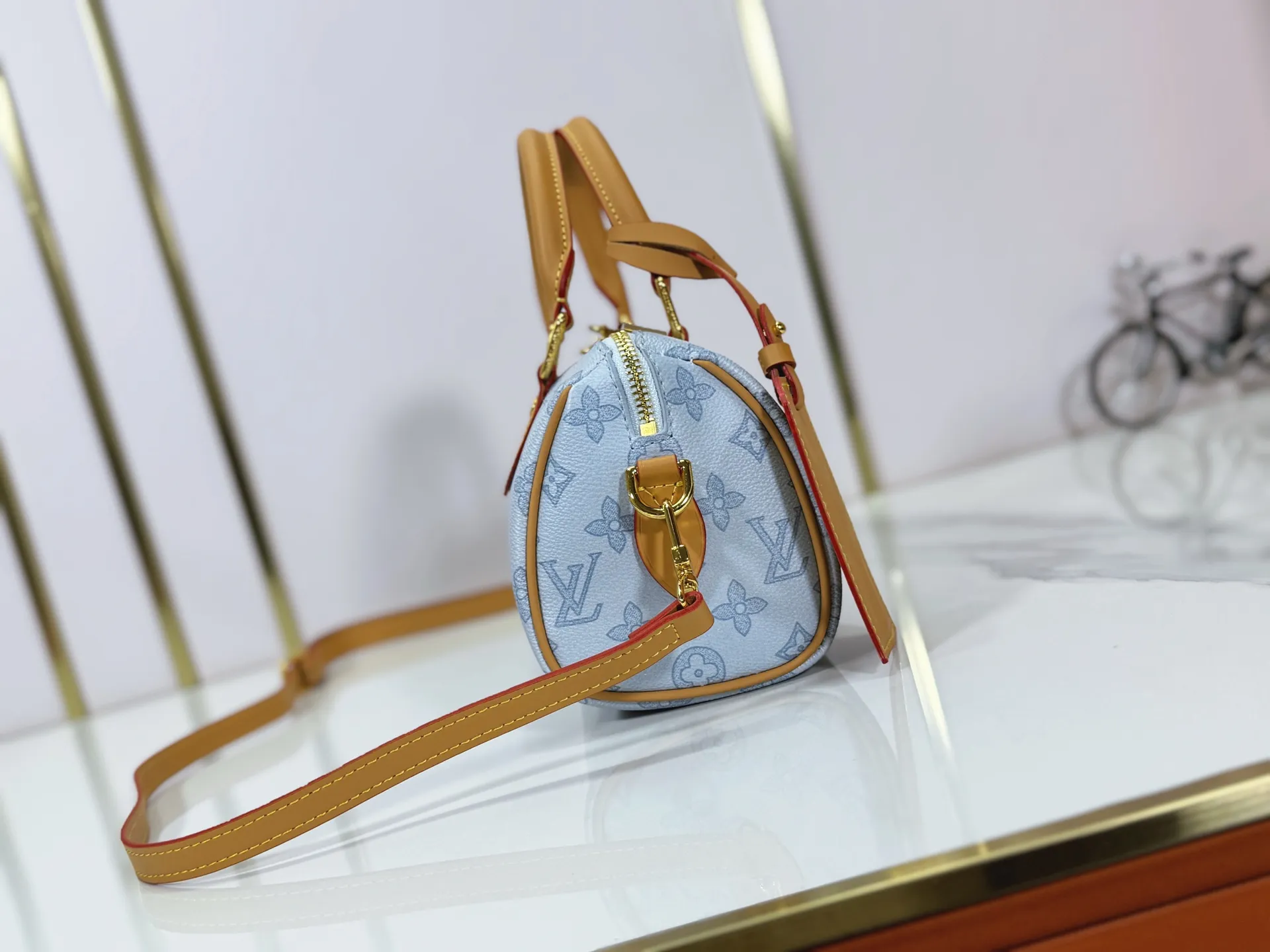 P240 M27951 M27530 Upgraded original version [Exclusive background shot] This Speedy Bandoulière 20 handbag condenses the brand's traditional Speedy travel bag design and is made of Monogram leather with fabric lining and cow leather trim. The wide, removable and adjustable fabric shoulder strap features Louis Vuitton's signature texture, and the rolled leather handles add to the carrying options. 20.5 x 13.5 x 12.0 cm (L x H x W) • Monogram coated canvas • Cow leather trim • Textile lining • Metal hardware • Padlock • Internal slip pocket • Shoulder strap: removable, adjustable • Strap half length: 39.0 cm • Strap half length adjustable to: 58.0 cm • Handle: Double handle