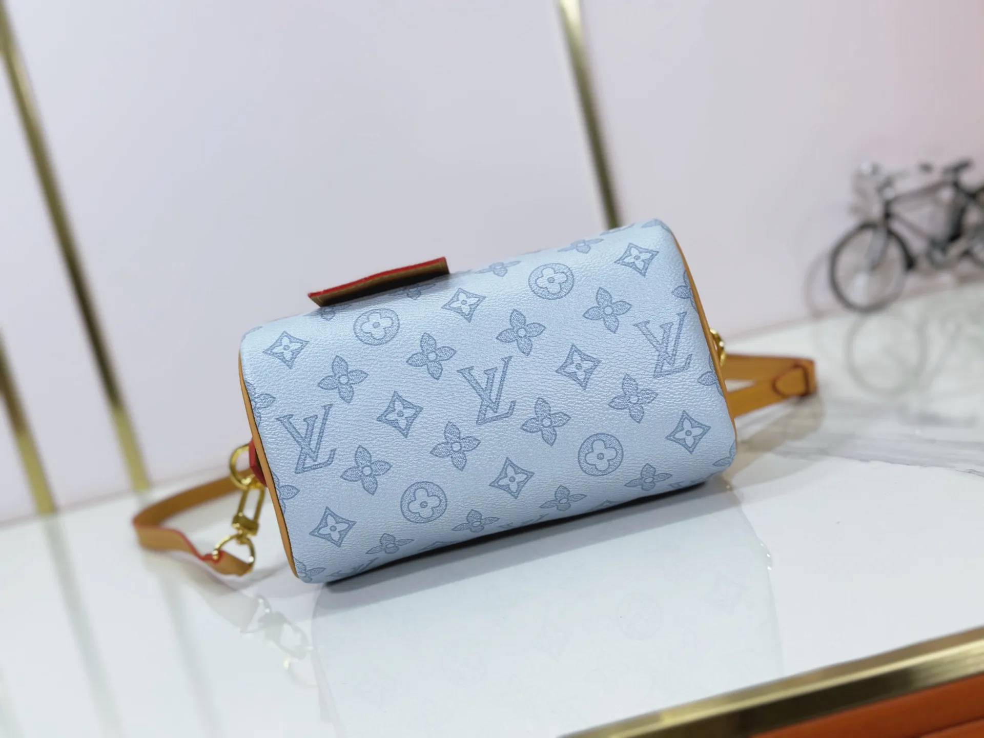 P240 M27951 M27530 Upgraded original version [Exclusive background shot] This Speedy Bandoulière 20 handbag condenses the brand's traditional Speedy travel bag design and is made of Monogram leather with fabric lining and cow leather trim. The wide, removable and adjustable fabric shoulder strap features Louis Vuitton's signature texture, and the rolled leather handles add to the carrying options. 20.5 x 13.5 x 12.0 cm (L x H x W) • Monogram coated canvas • Cow leather trim • Textile lining • Metal hardware • Padlock • Internal slip pocket • Shoulder strap: removable, adjustable • Strap half length: 39.0 cm • Strap half length adjustable to: 58.0 cm • Handle: Double handle