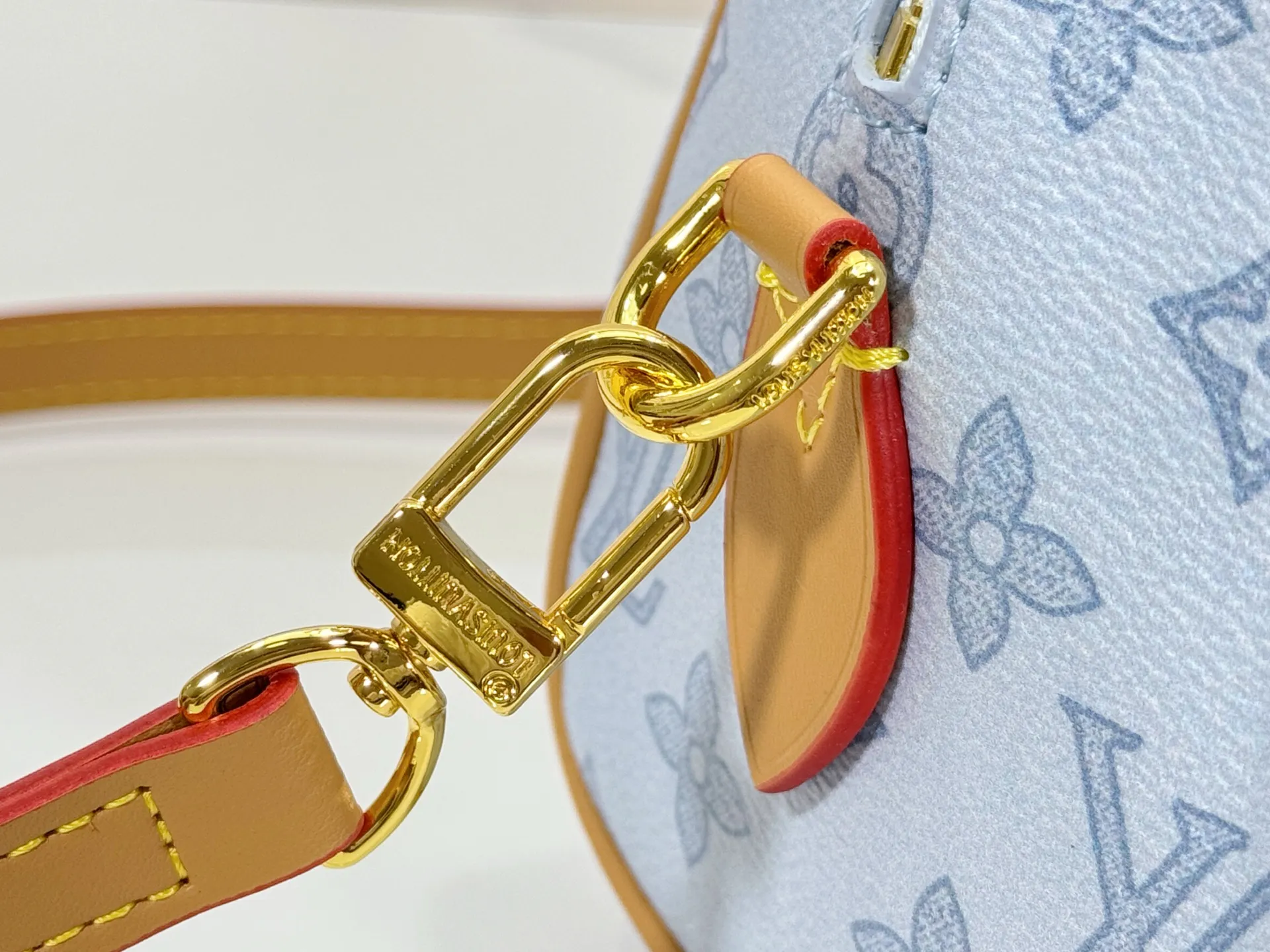 P240 M27951 M27530 Upgraded original version [Exclusive background shot] This Speedy Bandoulière 20 handbag condenses the brand's traditional Speedy travel bag design and is made of Monogram leather with fabric lining and cow leather trim. The wide, removable and adjustable fabric shoulder strap features Louis Vuitton's signature texture, and the rolled leather handles add to the carrying options. 20.5 x 13.5 x 12.0 cm (L x H x W) • Monogram coated canvas • Cow leather trim • Textile lining • Metal hardware • Padlock • Internal slip pocket • Shoulder strap: removable, adjustable • Strap half length: 39.0 cm • Strap half length adjustable to: 58.0 cm • Handle: Double handle