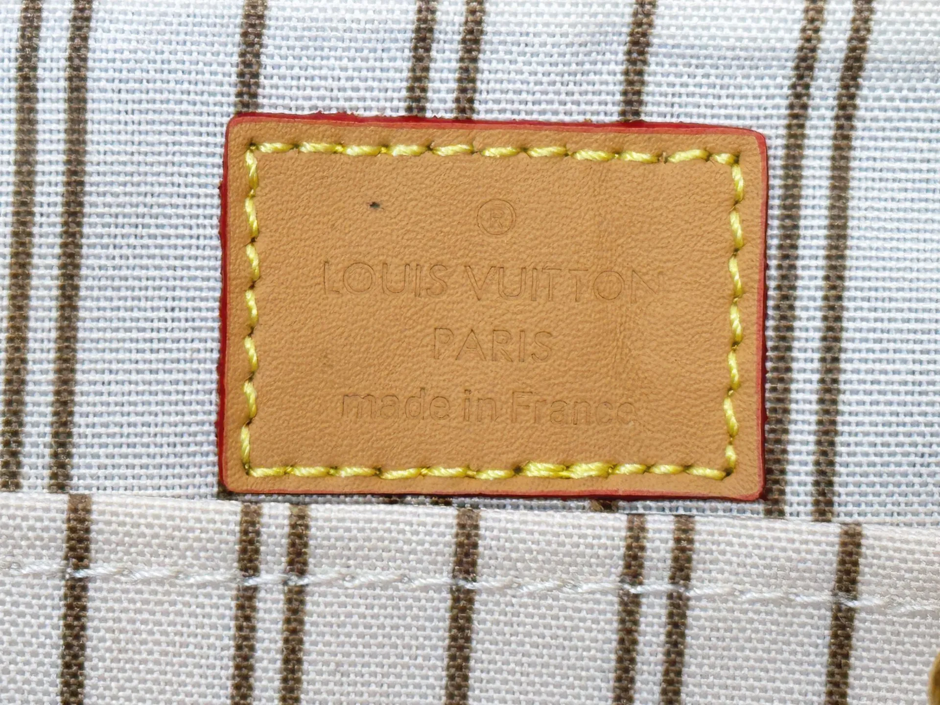 P240 M27951 M27530 Upgraded original version [Exclusive background shot] This Speedy Bandoulière 20 handbag condenses the brand's traditional Speedy travel bag design and is made of Monogram leather with fabric lining and cow leather trim. The wide, removable and adjustable fabric shoulder strap features Louis Vuitton's signature texture, and the rolled leather handles add to the carrying options. 20.5 x 13.5 x 12.0 cm (L x H x W) • Monogram coated canvas • Cow leather trim • Textile lining • Metal hardware • Padlock • Internal slip pocket • Shoulder strap: removable, adjustable • Strap half length: 39.0 cm • Strap half length adjustable to: 58.0 cm • Handle: Double handle