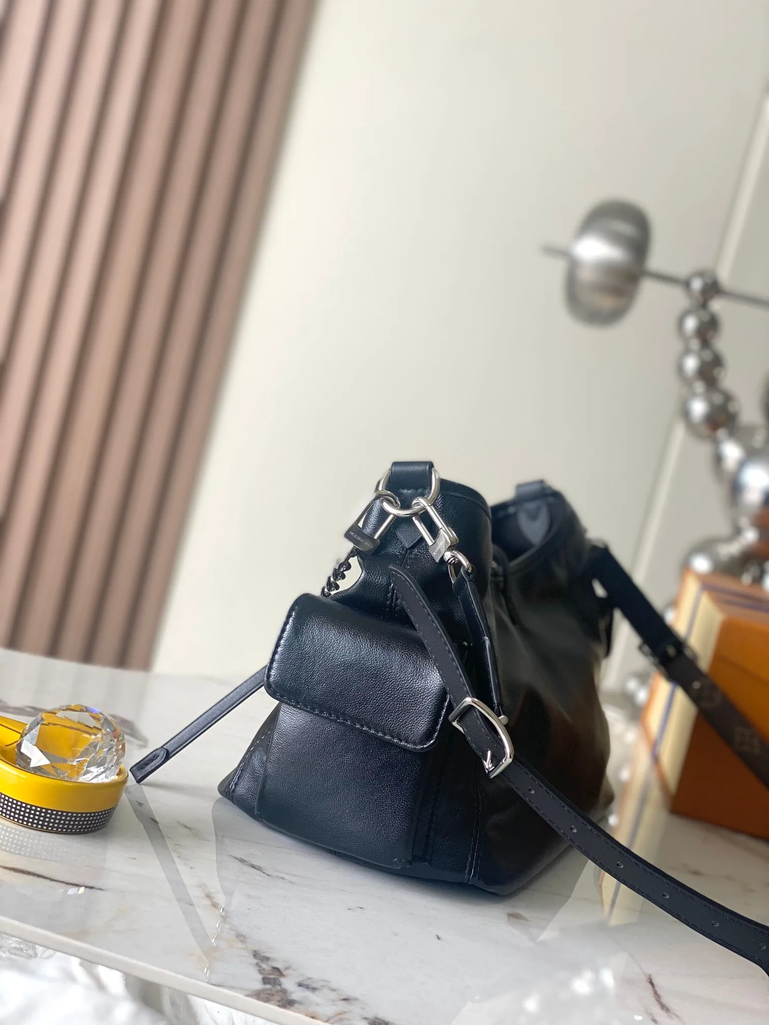 p2140 [Special grade transcoding chip MB original leather] CARRYALL CARGO small handbag Model: M24861 dynamic chip Material: A+ grade all-steel hardware, imported original sheepskin Packing: full set of special grade duty-free MB packaging Size: 33.5x23x15cm