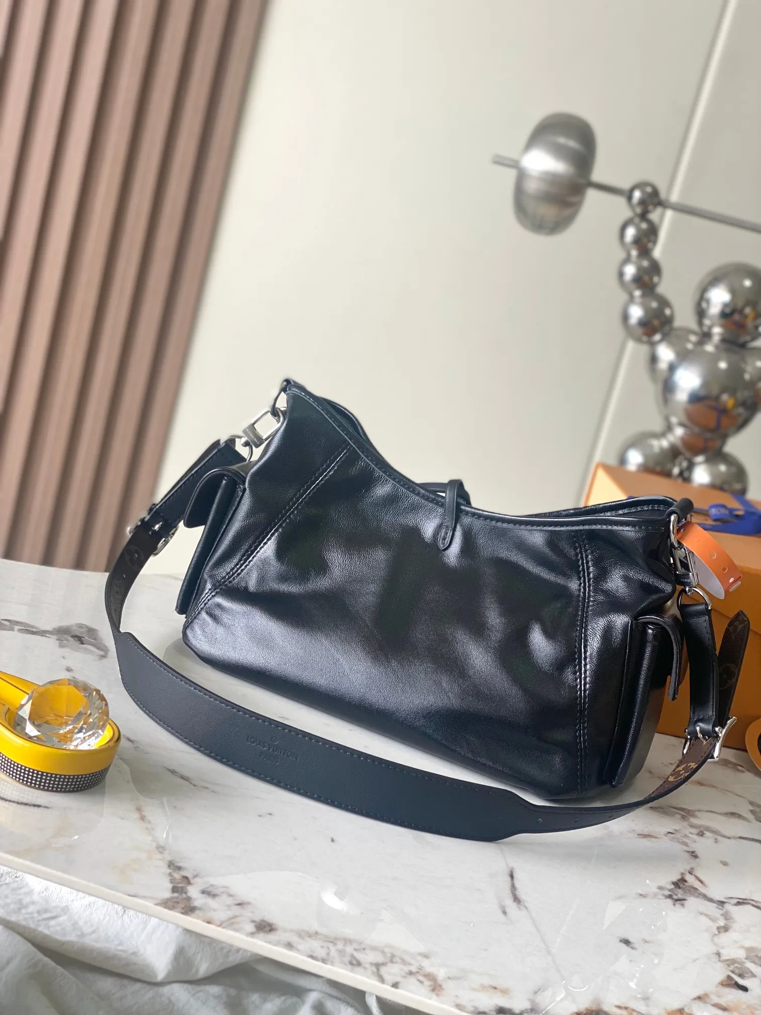 p2140 [Special grade transcoding chip MB original leather] CARRYALL CARGO small handbag Model: M24861 dynamic chip Material: A+ grade all-steel hardware, imported original sheepskin Packing: full set of special grade duty-free MB packaging Size: 33.5x23x15cm