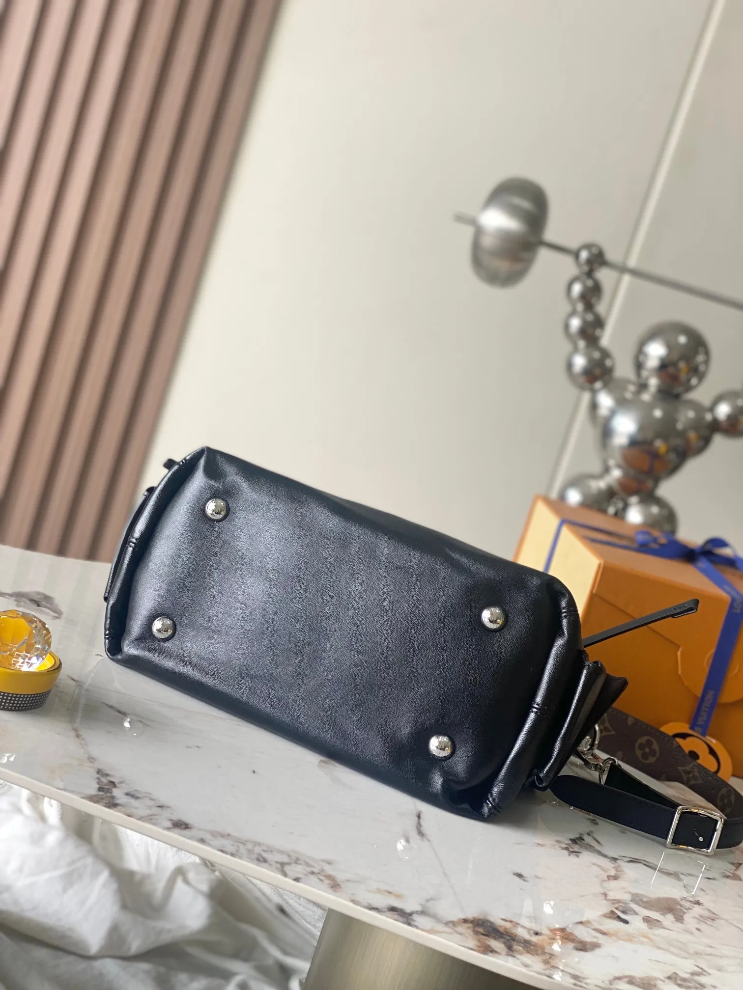 p2140 [Special grade transcoding chip MB original leather] CARRYALL CARGO small handbag Model: M24861 dynamic chip Material: A+ grade all-steel hardware, imported original sheepskin Packing: full set of special grade duty-free MB packaging Size: 33.5x23x15cm