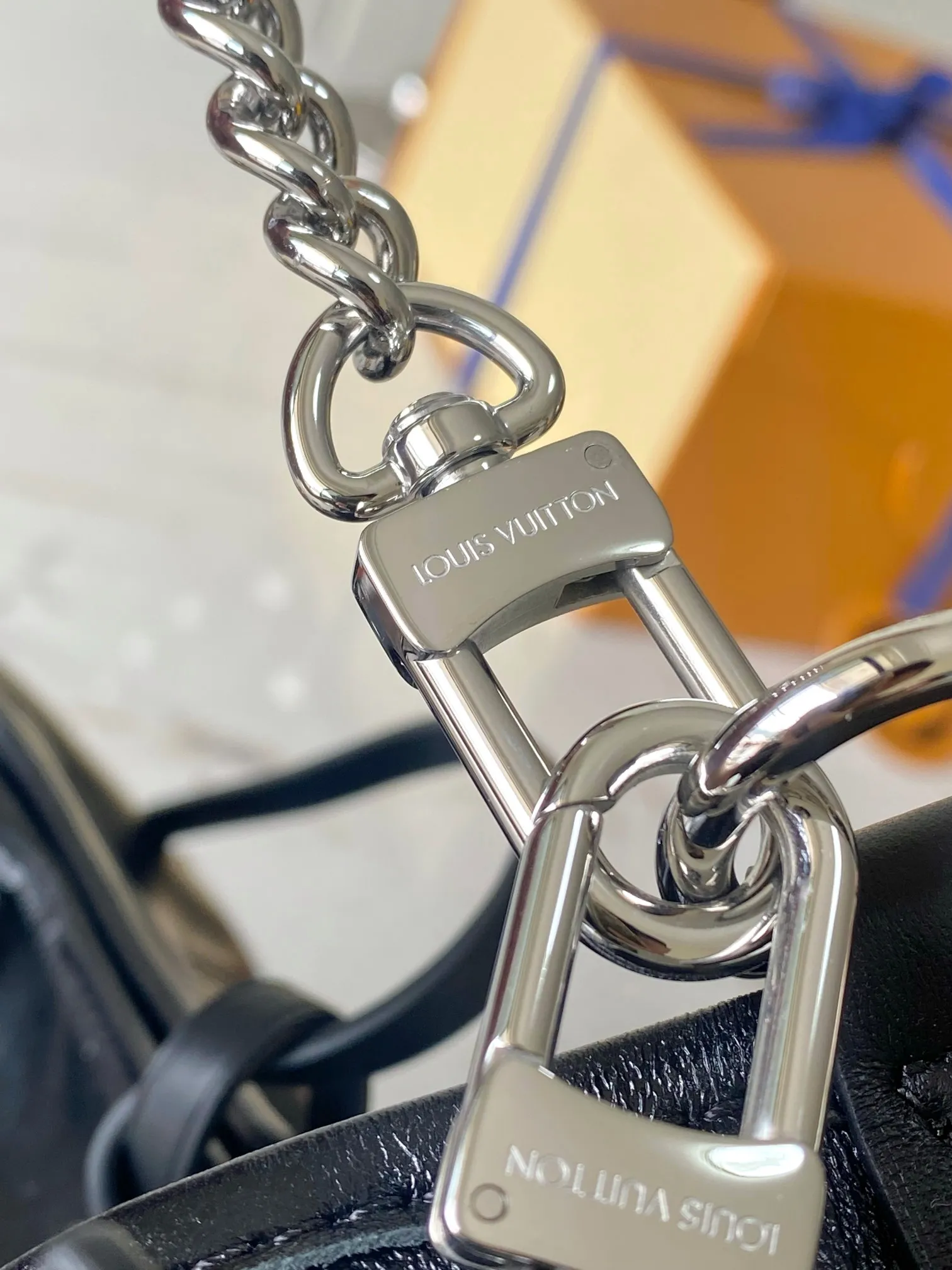 p2140 [Special grade transcoding chip MB original leather] CARRYALL CARGO small handbag Model: M24861 dynamic chip Material: A+ grade all-steel hardware, imported original sheepskin Packing: full set of special grade duty-free MB packaging Size: 33.5x23x15cm