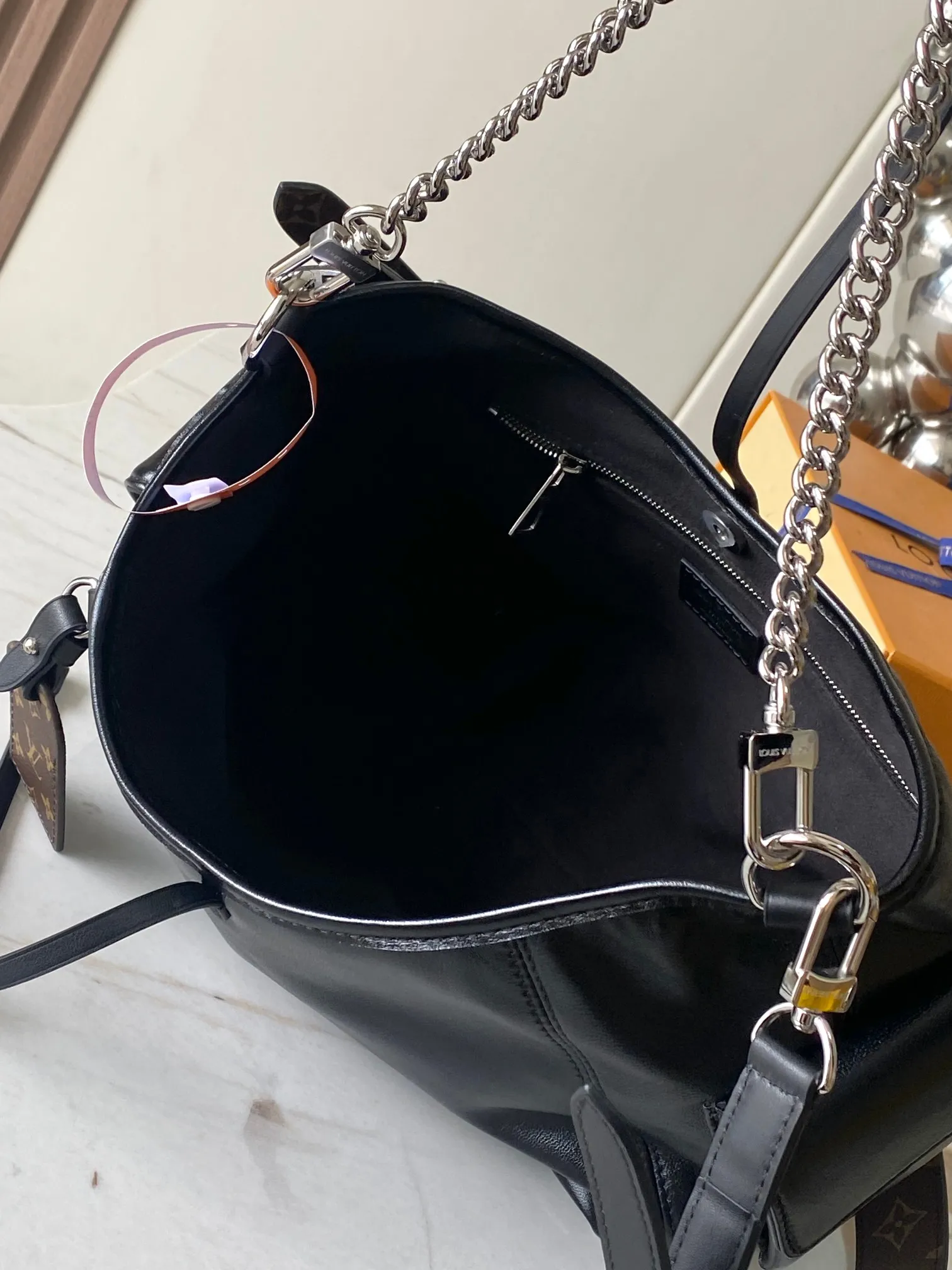 p2140 [Special grade transcoding chip MB original leather] CARRYALL CARGO small handbag Model: M24861 dynamic chip Material: A+ grade all-steel hardware, imported original sheepskin Packing: full set of special grade duty-free MB packaging Size: 33.5x23x15cm
