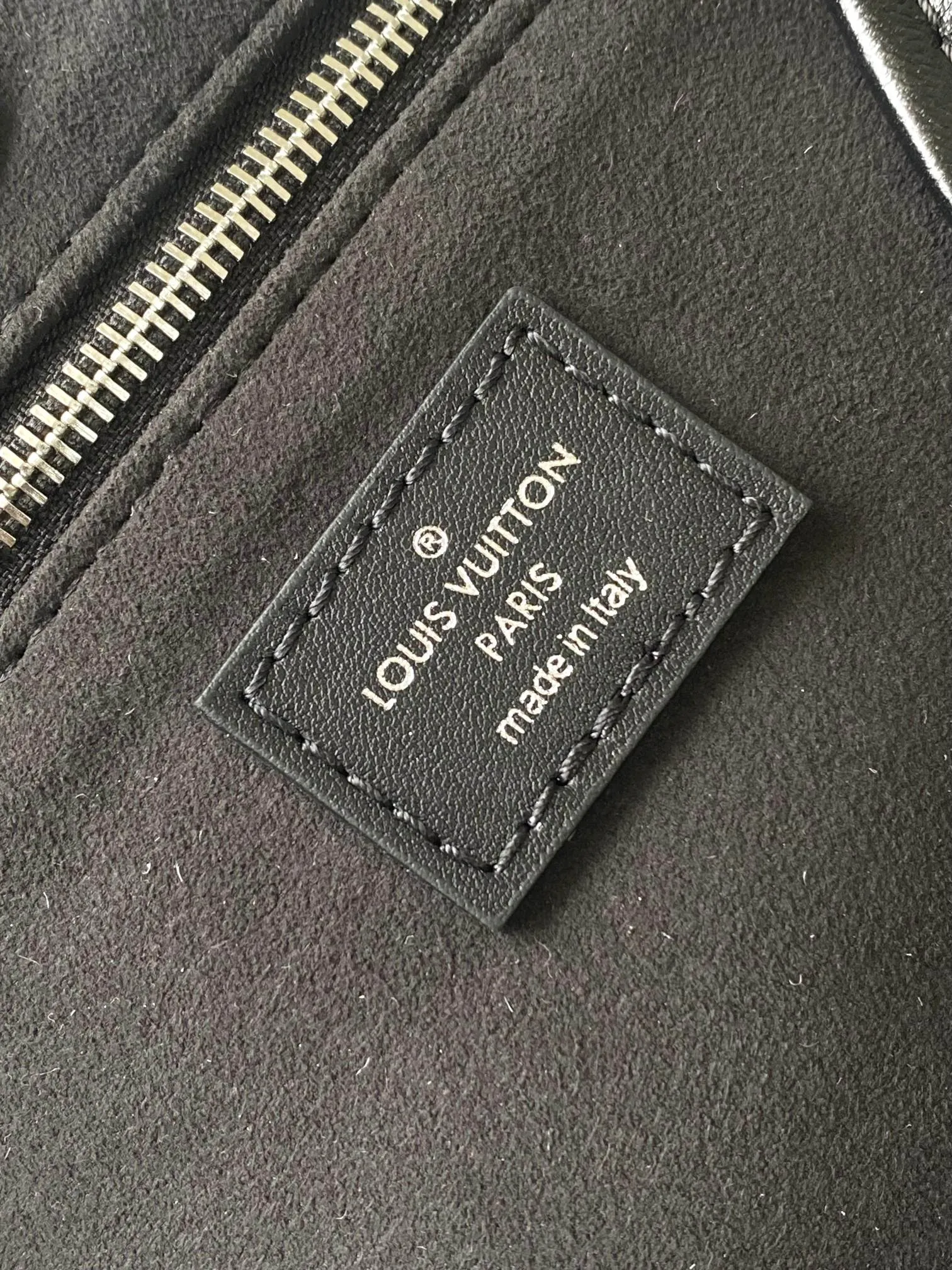 p2140 [Special grade transcoding chip MB original leather] CARRYALL CARGO small handbag Model: M24861 dynamic chip Material: A+ grade all-steel hardware, imported original sheepskin Packing: full set of special grade duty-free MB packaging Size: 33.5x23x15cm