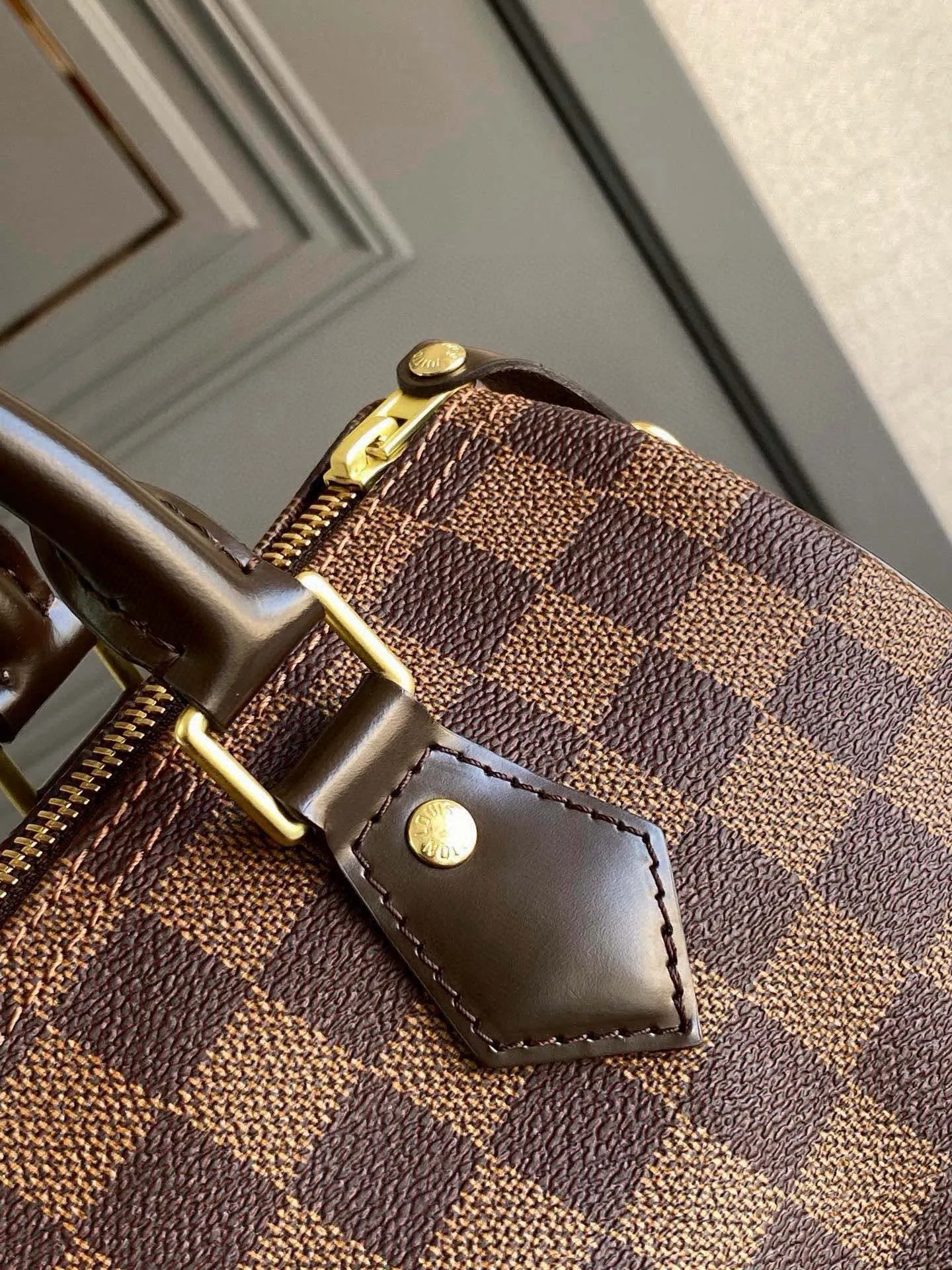 💰700 (strapless version) Top Original N41365 SPEEDY 25 Handbag This compact urban handbag is made of elegant Damier canvas. The Speedy 25 bag complements any outfit and adds a chic touch. Detailed Features 25 x 19 x 15 cm (Length x Height x Width) Shiny gold-tone brass hardware Textile lining Signature Louis Vuitton Speedy styling Leather trim Handles: Double handle