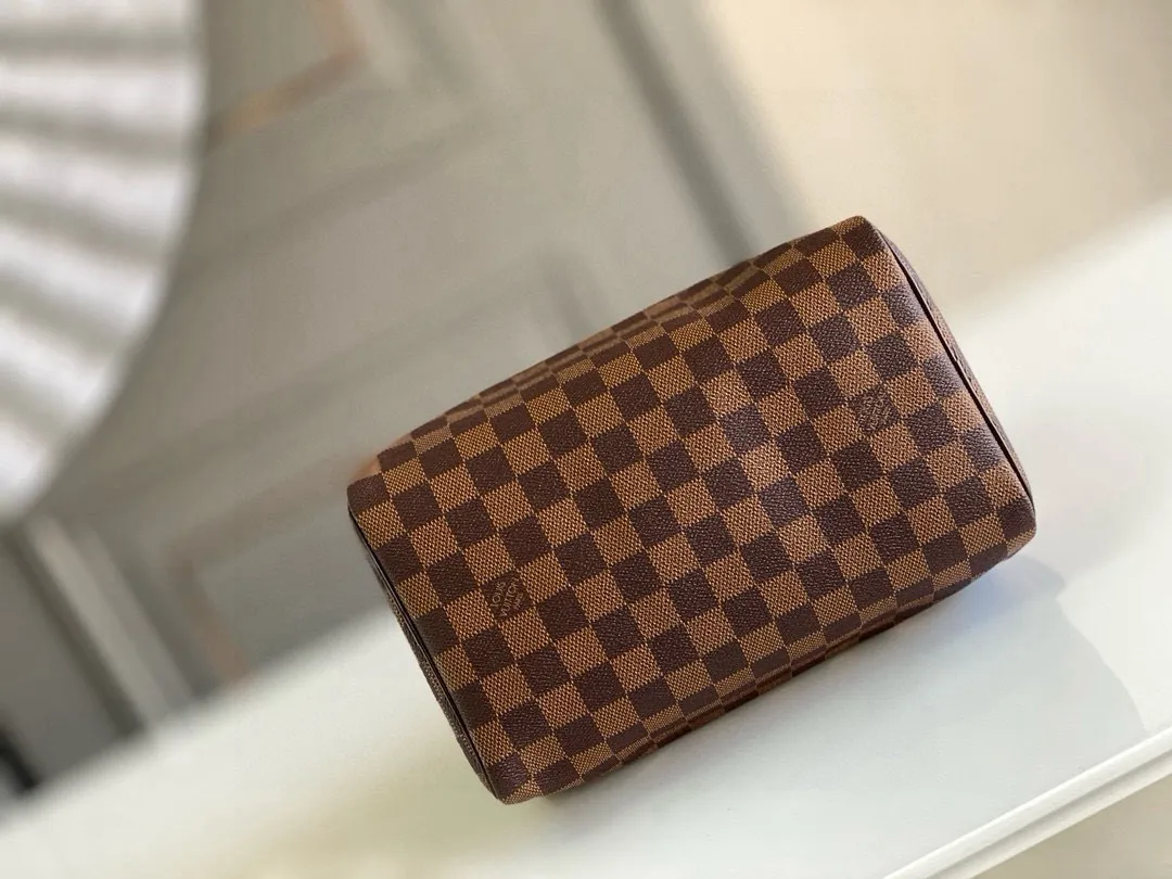 💰700 (strapless version) Top Original N41365 SPEEDY 25 Handbag This compact urban handbag is made of elegant Damier canvas. The Speedy 25 bag complements any outfit and adds a chic touch. Detailed Features 25 x 19 x 15 cm (Length x Height x Width) Shiny gold-tone brass hardware Textile lining Signature Louis Vuitton Speedy styling Leather trim Handles: Double handle