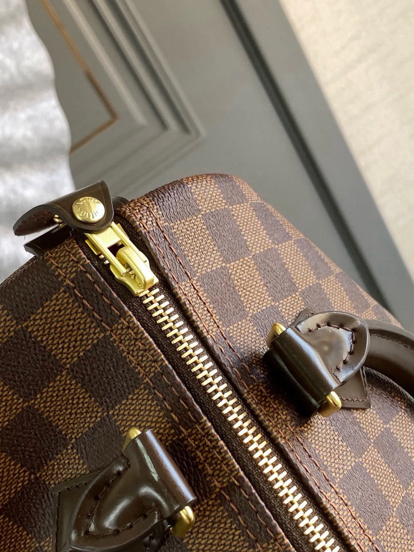 💰700 (strapless version) Top Original N41365 SPEEDY 25 Handbag This compact urban handbag is made of elegant Damier canvas. The Speedy 25 bag complements any outfit and adds a chic touch. Detailed Features 25 x 19 x 15 cm (Length x Height x Width) Shiny gold-tone brass hardware Textile lining Signature Louis Vuitton Speedy styling Leather trim Handles: Double handle