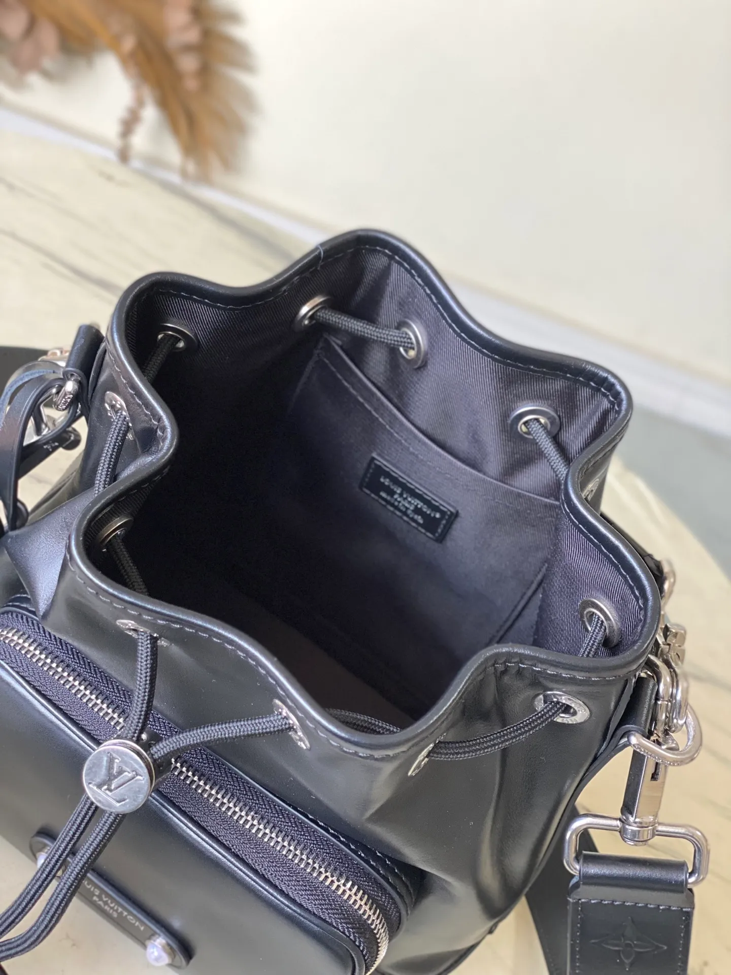 💰1520 (first-grain leather) top original order M13985 This NoeCargo small bucket bag is made of cow leather with a dazzling luster like nylon, and is highlighted with metal LV letters and bead chains. It is equipped with a spacious front pocket and a fabric lining. Dimensions: 22 × 24 × 16 cm