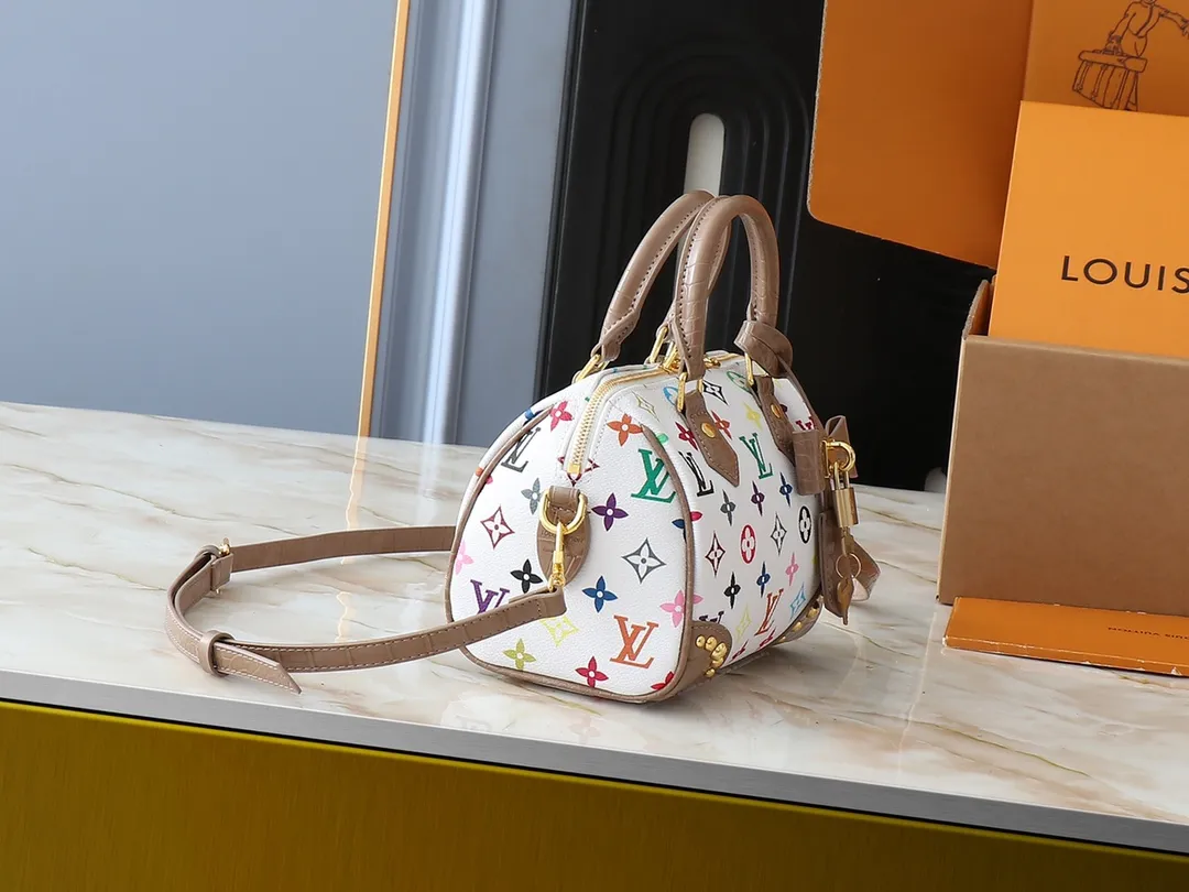 💰280💰Upgraded original crocodile pattern M58953 M46234 M46222 Speedy Bandoulière 20 handbag is made of soft coated canvas, and the full-length Monogram pattern is traced in colorful rainbow tones, highlighting the smart style of the Louis Vuitton x Murakami reissue series. The Toron handle and detachable shoulder strap are constructed of cow leather, the metal corners recall classic luggage elements, and the bow-shaped key bag and padlock add brand touches. Dimensions: 20.5 x 13.5 x 12.0 cm (length x height x width)