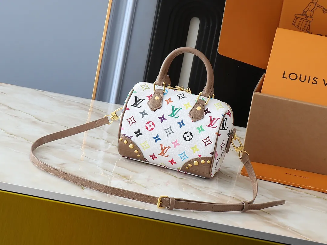 💰280💰Upgraded original crocodile pattern M58953 M46234 M46222 Speedy Bandoulière 20 handbag is made of soft coated canvas, and the full-length Monogram pattern is traced in colorful rainbow tones, highlighting the smart style of the Louis Vuitton x Murakami reissue series. The Toron handle and detachable shoulder strap are constructed of cow leather, the metal corners recall classic luggage elements, and the bow-shaped key bag and padlock add brand touches. Dimensions: 20.5 x 13.5 x 12.0 cm (length x height x width)
