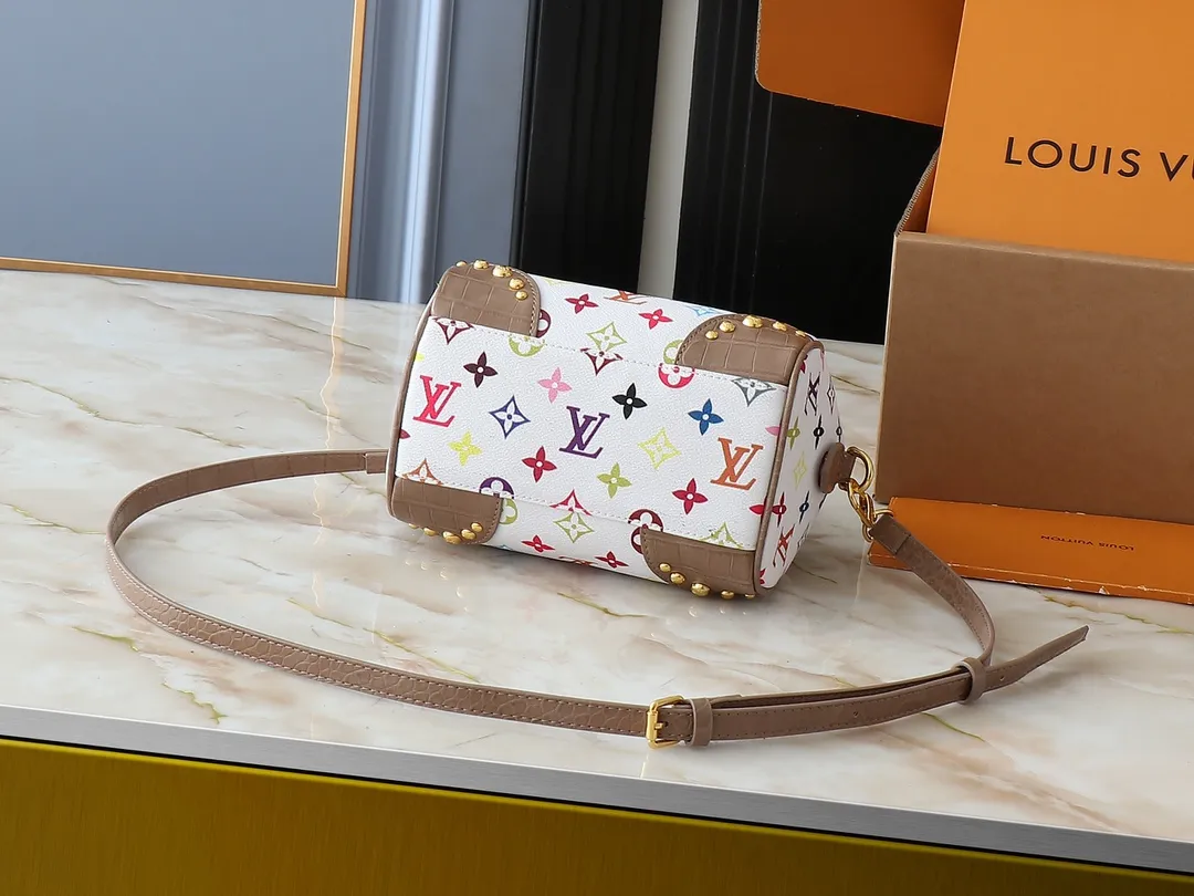 💰280💰Upgraded original crocodile pattern M58953 M46234 M46222 Speedy Bandoulière 20 handbag is made of soft coated canvas, and the full-length Monogram pattern is traced in colorful rainbow tones, highlighting the smart style of the Louis Vuitton x Murakami reissue series. The Toron handle and detachable shoulder strap are constructed of cow leather, the metal corners recall classic luggage elements, and the bow-shaped key bag and padlock add brand touches. Dimensions: 20.5 x 13.5 x 12.0 cm (length x height x width)