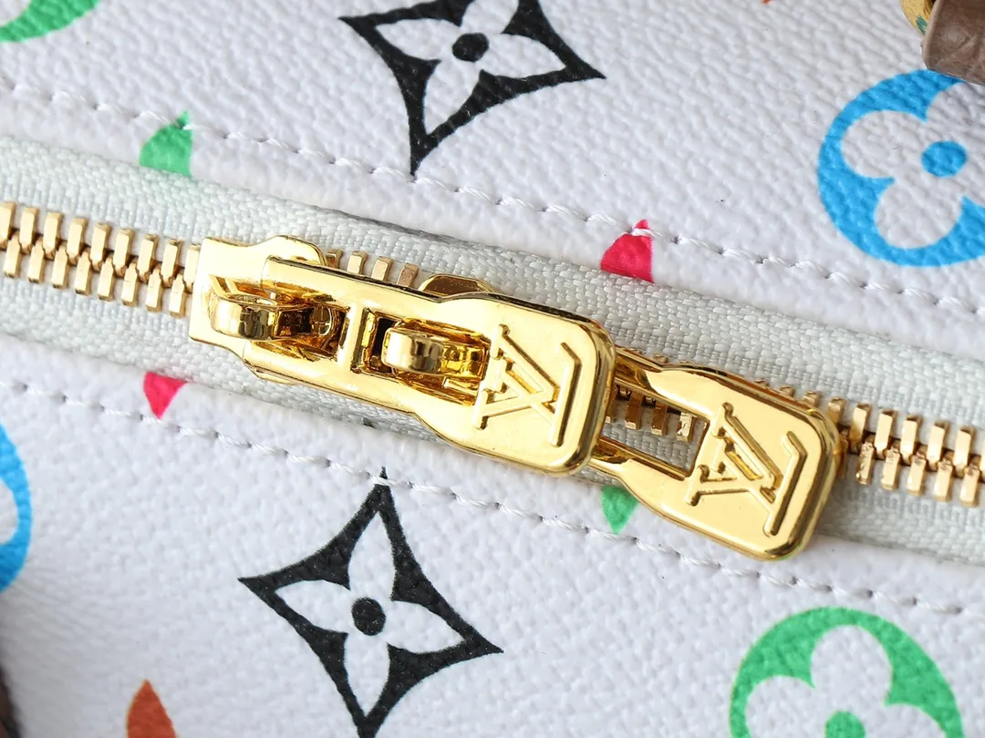 💰280💰Upgraded original crocodile pattern M58953 M46234 M46222 Speedy Bandoulière 20 handbag is made of soft coated canvas, and the full-length Monogram pattern is traced in colorful rainbow tones, highlighting the smart style of the Louis Vuitton x Murakami reissue series. The Toron handle and detachable shoulder strap are constructed of cow leather, the metal corners recall classic luggage elements, and the bow-shaped key bag and padlock add brand touches. Dimensions: 20.5 x 13.5 x 12.0 cm (length x height x width)