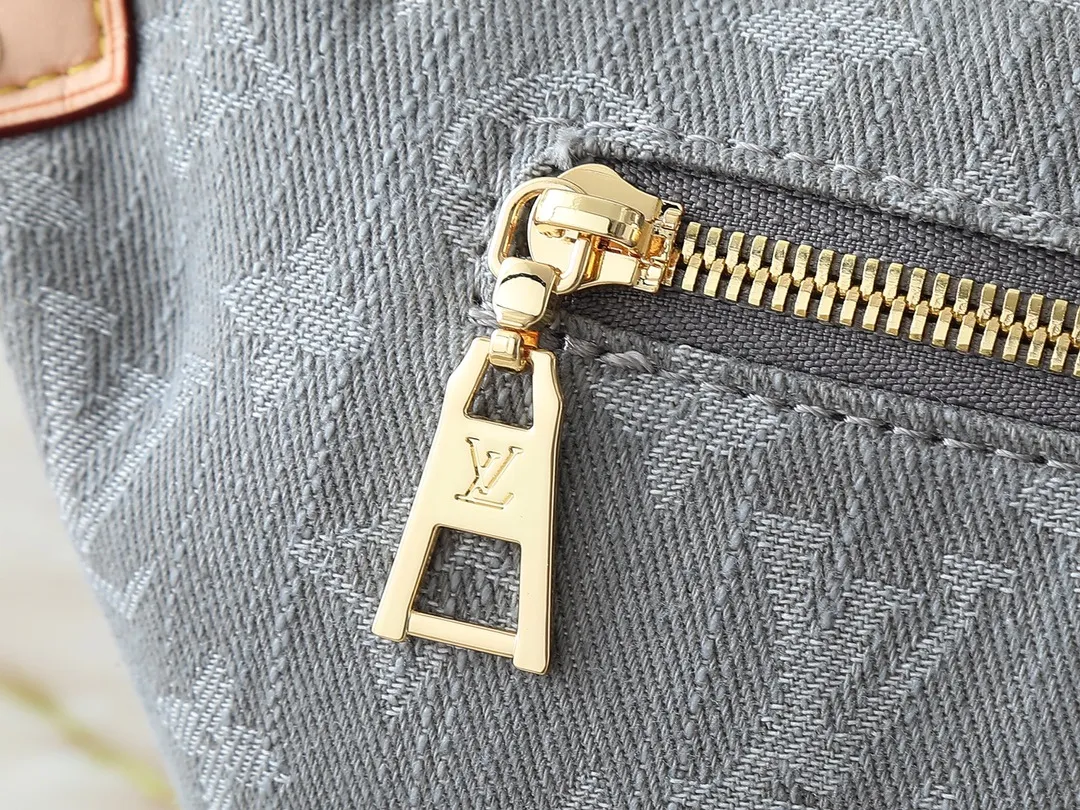 💰260💰 Upgraded original 2024 denim denim M46837 The definition of casual chic: The high-rise bag is made of Montague-coated canvas with details like a removable name tag on the natural cowhide that symbolizes the house. Removable textile strap adds a sporty touch. The soft canvas feels soft against the body, while the slim design allows for underwear. Size: 38×16×7.5cm (length x height x width)