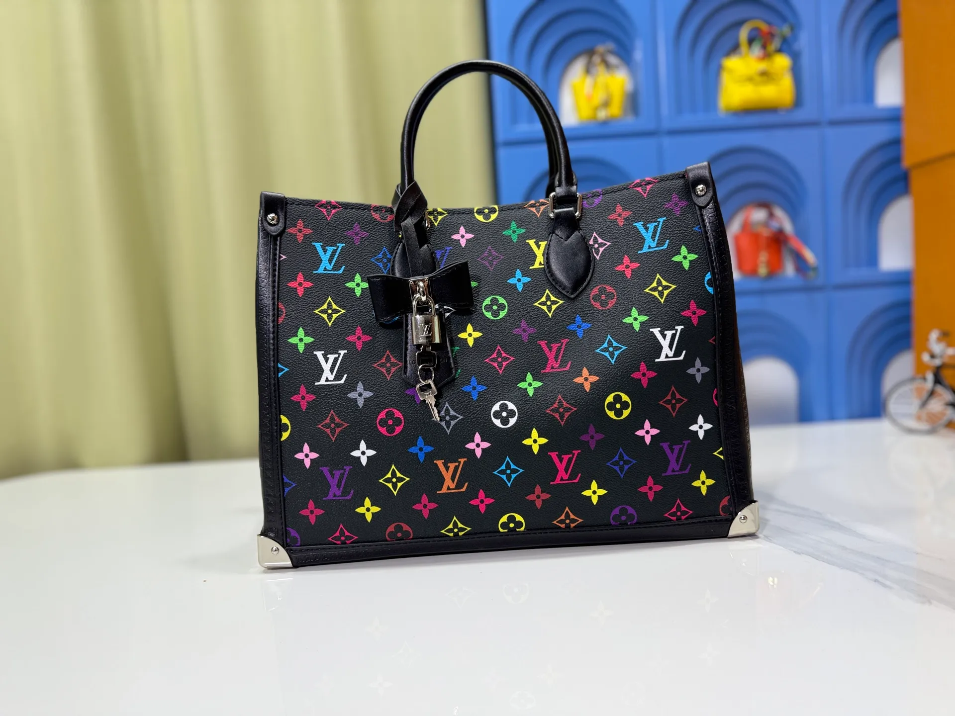 P340 upgrades the original M13079 Louis Vuitton x Takashi Murakami reissue series to interpret the OnTheGo medium handbag in a smart way. The colorful Monogram canvas body, cowhide leather trim and LV x TM key bag highlight the sophisticated style. The shiny corners recall the design of traditional Louis Vuitton luggage, and the shoulder strap and top handle allow for multiple carrying methods. Dimensions: 35.0 x 27.0 x 14.0 cm (length x height x width)