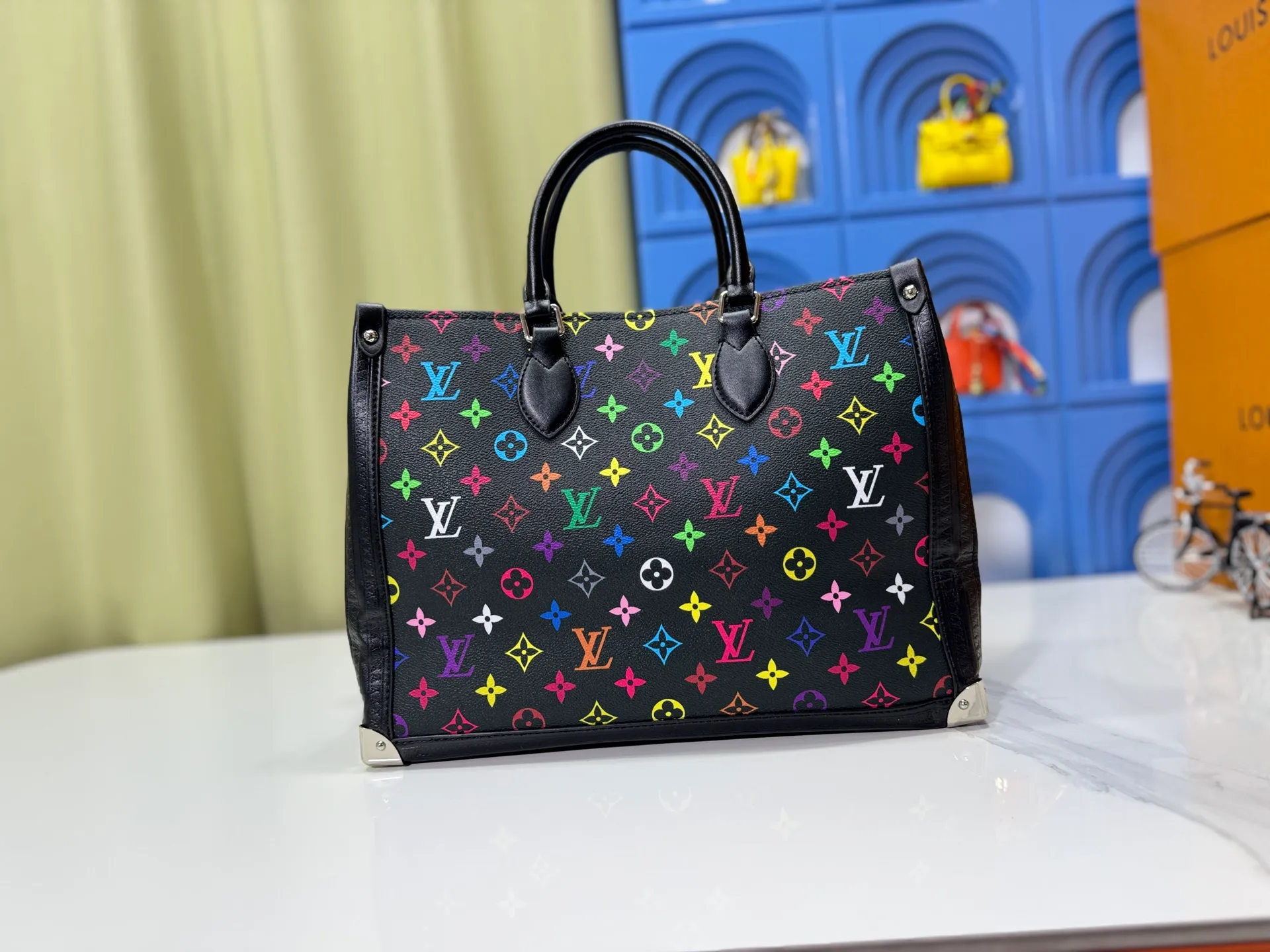P340 upgrades the original M13079 Louis Vuitton x Takashi Murakami reissue series to interpret the OnTheGo medium handbag in a smart way. The colorful Monogram canvas body, cowhide leather trim and LV x TM key bag highlight the sophisticated style. The shiny corners recall the design of traditional Louis Vuitton luggage, and the shoulder strap and top handle allow for multiple carrying methods. Dimensions: 35.0 x 27.0 x 14.0 cm (length x height x width)