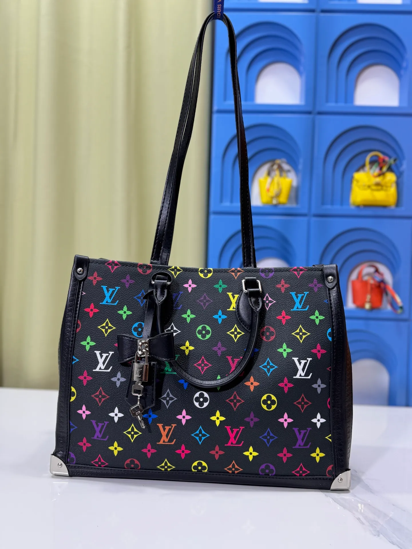 P340 upgrades the original M13079 Louis Vuitton x Takashi Murakami reissue series to interpret the OnTheGo medium handbag in a smart way. The colorful Monogram canvas body, cowhide leather trim and LV x TM key bag highlight the sophisticated style. The shiny corners recall the design of traditional Louis Vuitton luggage, and the shoulder strap and top handle allow for multiple carrying methods. Dimensions: 35.0 x 27.0 x 14.0 cm (length x height x width)