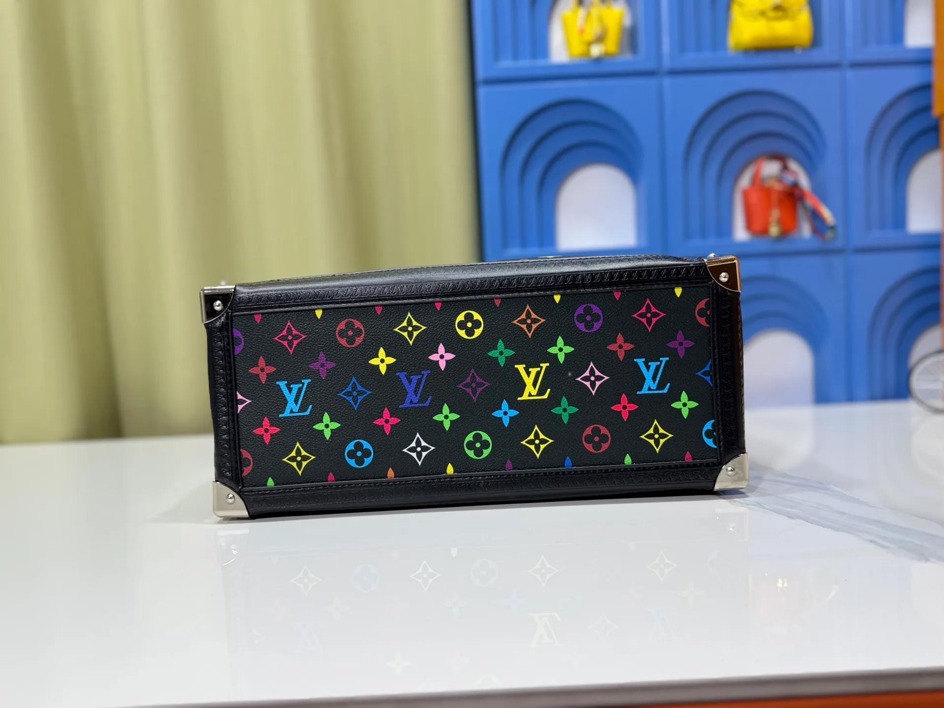P340 upgrades the original M13079 Louis Vuitton x Takashi Murakami reissue series to interpret the OnTheGo medium handbag in a smart way. The colorful Monogram canvas body, cowhide leather trim and LV x TM key bag highlight the sophisticated style. The shiny corners recall the design of traditional Louis Vuitton luggage, and the shoulder strap and top handle allow for multiple carrying methods. Dimensions: 35.0 x 27.0 x 14.0 cm (length x height x width)