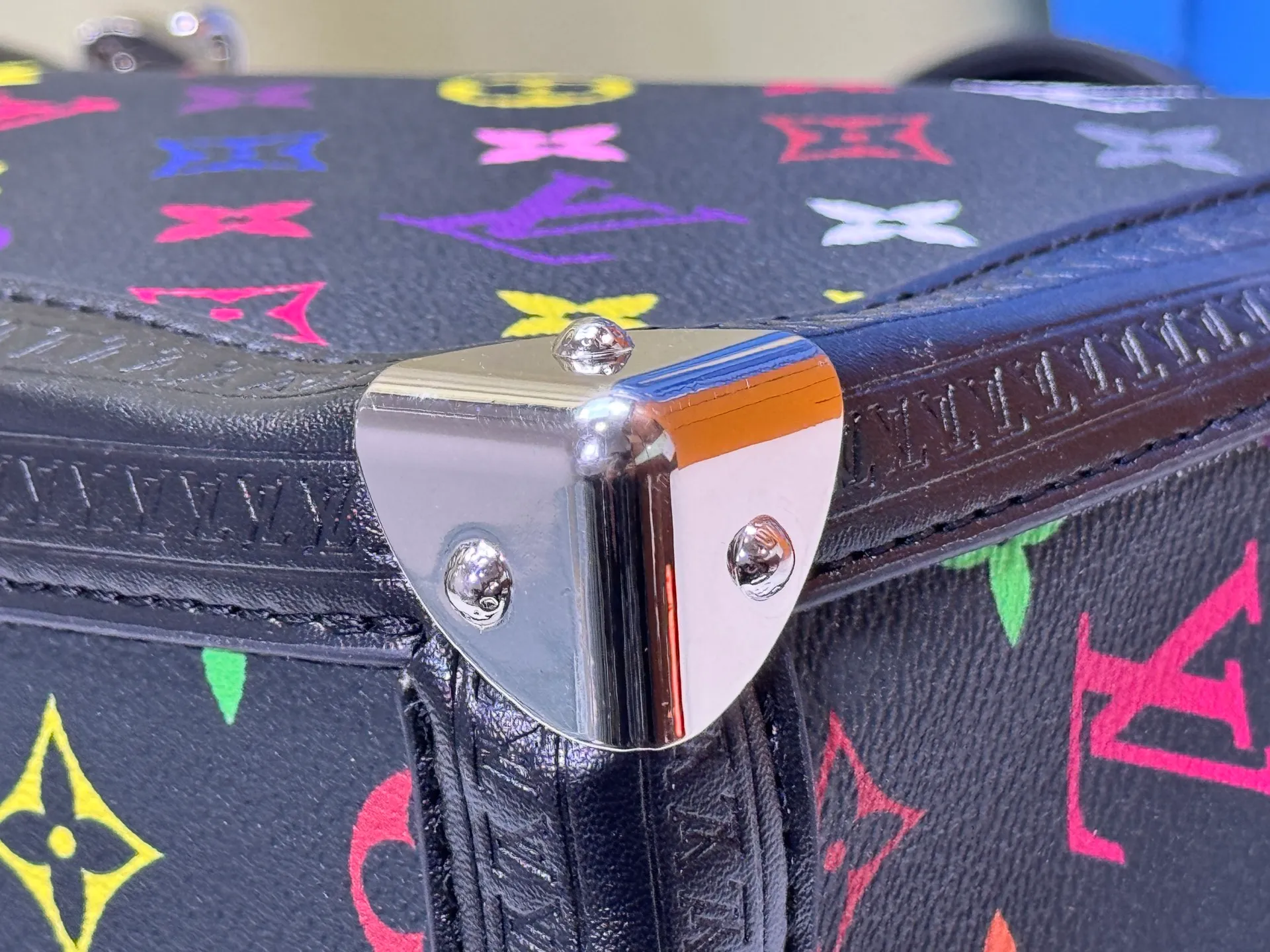 P340 upgrades the original M13079 Louis Vuitton x Takashi Murakami reissue series to interpret the OnTheGo medium handbag in a smart way. The colorful Monogram canvas body, cowhide leather trim and LV x TM key bag highlight the sophisticated style. The shiny corners recall the design of traditional Louis Vuitton luggage, and the shoulder strap and top handle allow for multiple carrying methods. Dimensions: 35.0 x 27.0 x 14.0 cm (length x height x width)
