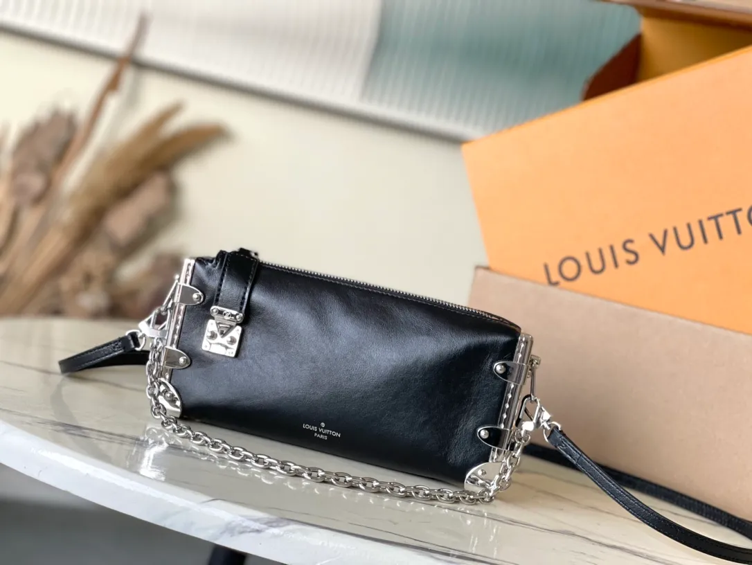 💰1420 (first-grain leather) Top-quality original order M25445 This Slim Trunk handbag draws inspiration from Louis Vuitton’s traditional hard trunk. The soft cow leather is integrated with rivet frames and metal S-lock locks, highlighting the avant-garde rock style. The shiny chain and adjustable leather shoulder strap are both detachable, providing a variety of carrying options. Dimensions: 23 × 12 × 4 cm
