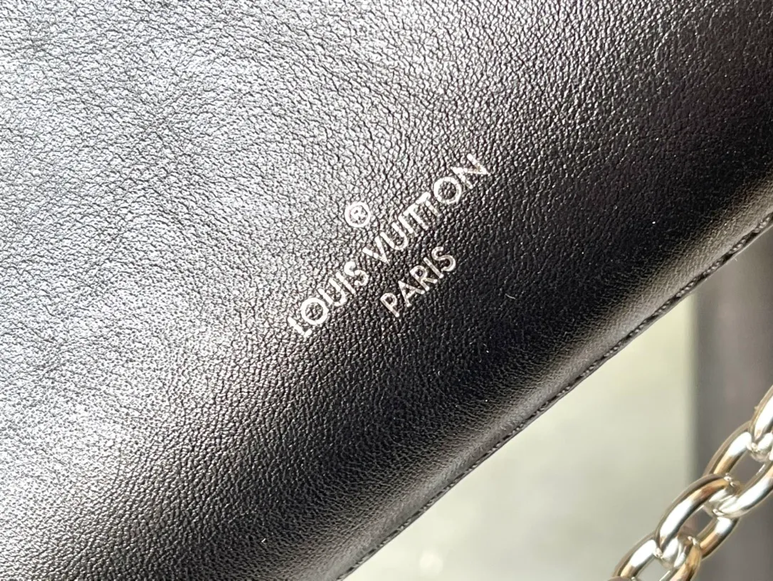 💰1420 (first-grain leather) Top-quality original order M25445 This Slim Trunk handbag draws inspiration from Louis Vuitton’s traditional hard trunk. The soft cow leather is integrated with rivet frames and metal S-lock locks, highlighting the avant-garde rock style. The shiny chain and adjustable leather shoulder strap are both detachable, providing a variety of carrying options. Dimensions: 23 × 12 × 4 cm