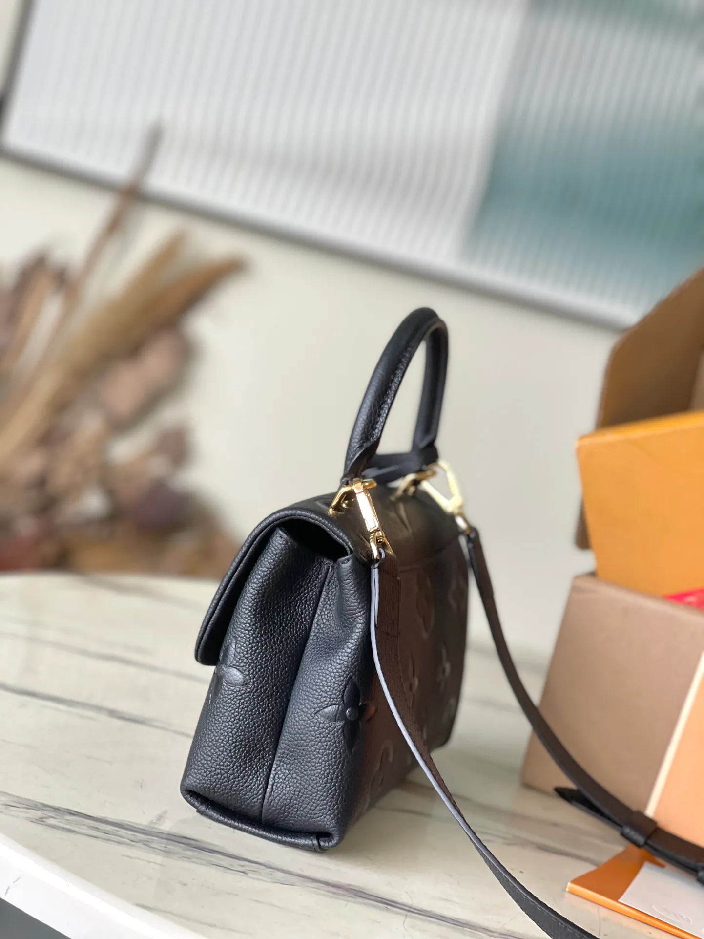 💰1040 (top layer leather) top quality original order M45977 black. Support counter inspection. Photos taken of duty-free goods are consistent with the product without unpacking. This product is an exclusive duty-free product in the market and is the highest-end product. Inspection is supported. This product has passed strict inspection and is flawless. Please wear gloves when touching the product. This product is not returnable or exchangeable. Please confirm the product first and then remove the label on the handle. This product is temporarily not open to the public, only regular customers, and is in short supply. Dimensions: 24 x 17 x 8.5 cm