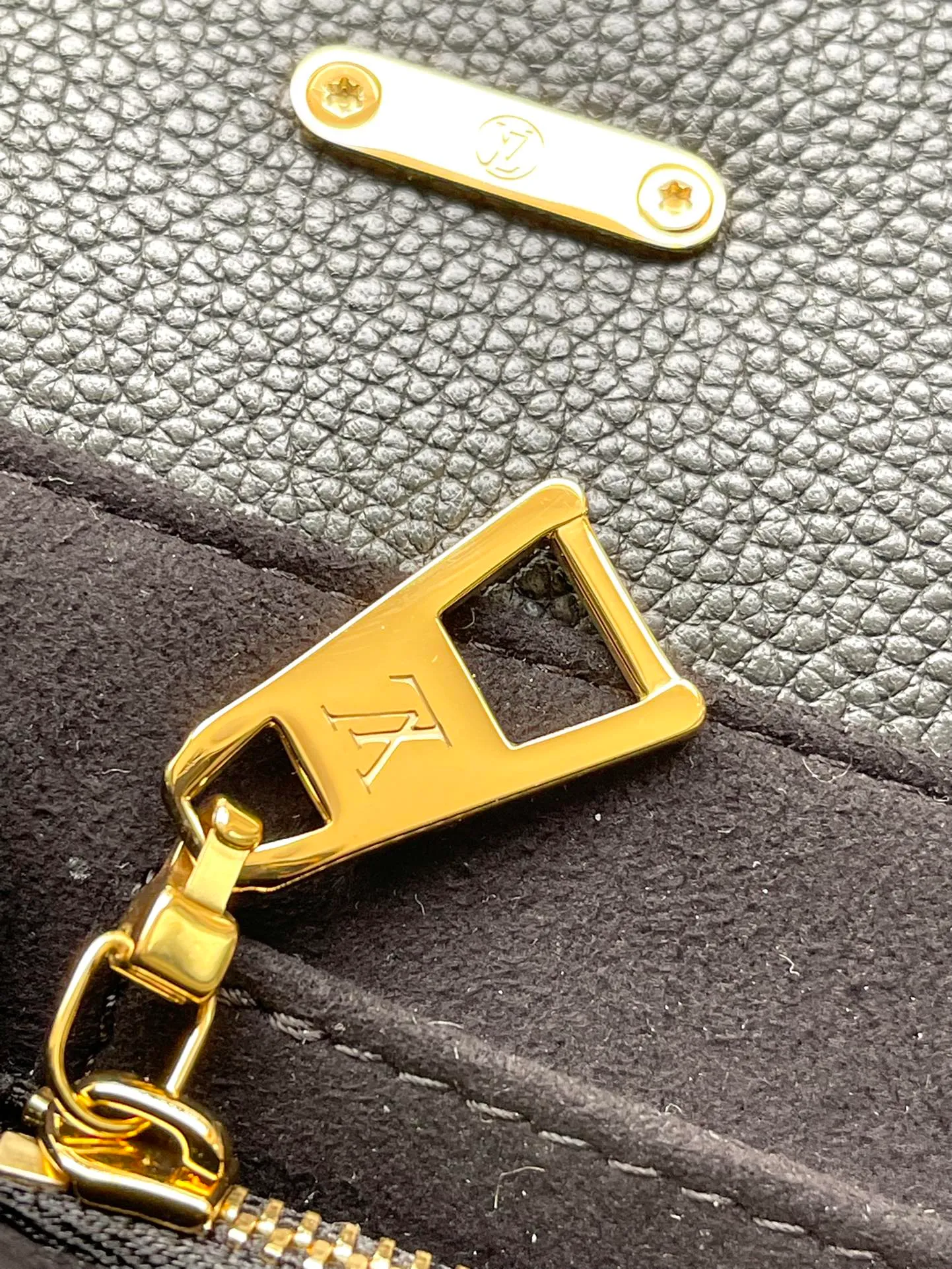💰1040 (top layer leather) top quality original order M45977 black. Support counter inspection. Photos taken of duty-free goods are consistent with the product without unpacking. This product is an exclusive duty-free product in the market and is the highest-end product. Inspection is supported. This product has passed strict inspection and is flawless. Please wear gloves when touching the product. This product is not returnable or exchangeable. Please confirm the product first and then remove the label on the handle. This product is temporarily not open to the public, only regular customers, and is in short supply. Dimensions: 24 x 17 x 8.5 cm