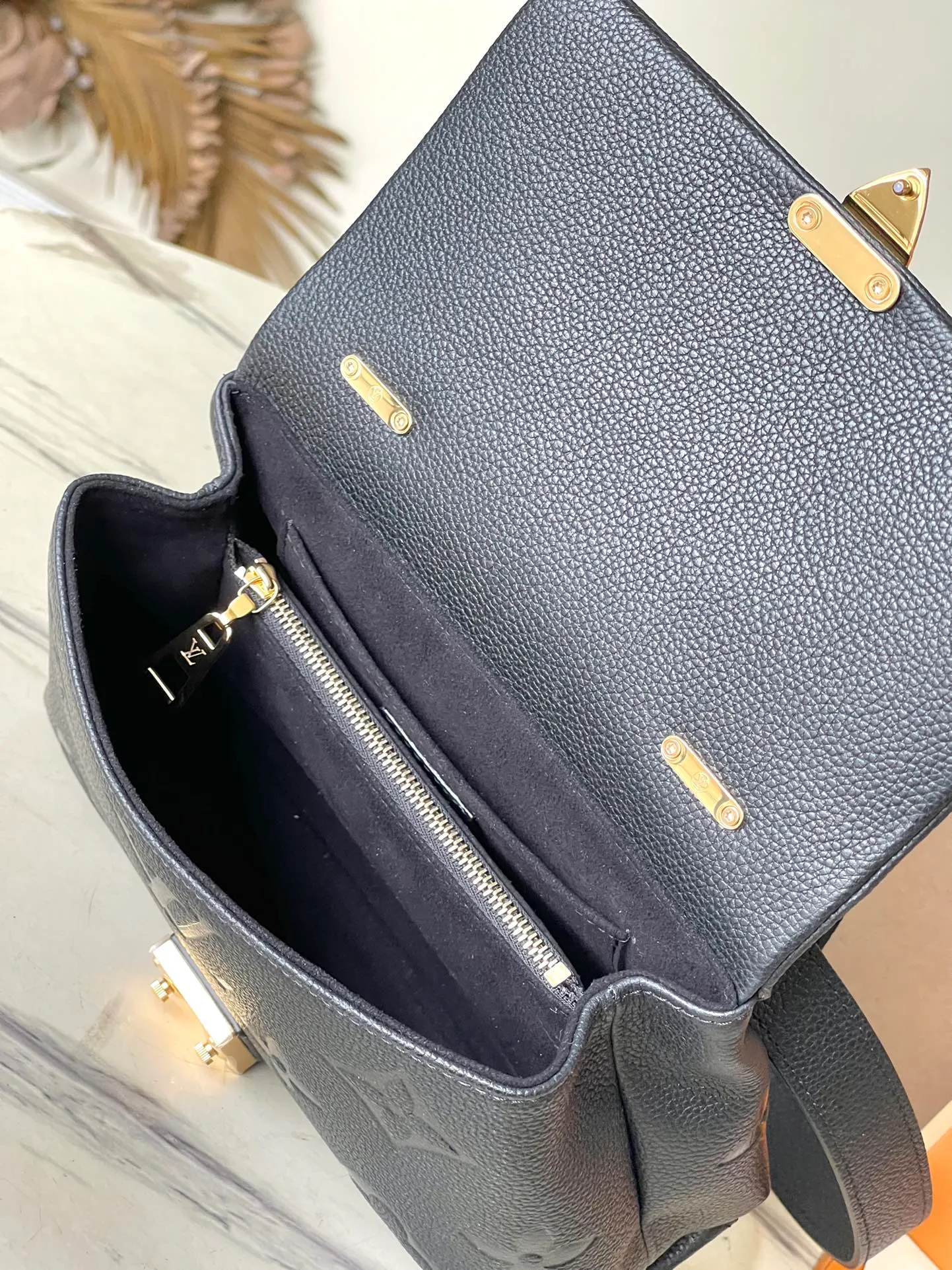 💰1040 (top layer leather) top quality original order M45977 black. Support counter inspection. Photos taken of duty-free goods are consistent with the product without unpacking. This product is an exclusive duty-free product in the market and is the highest-end product. Inspection is supported. This product has passed strict inspection and is flawless. Please wear gloves when touching the product. This product is not returnable or exchangeable. Please confirm the product first and then remove the label on the handle. This product is temporarily not open to the public, only regular customers, and is in short supply. Dimensions: 24 x 17 x 8.5 cm