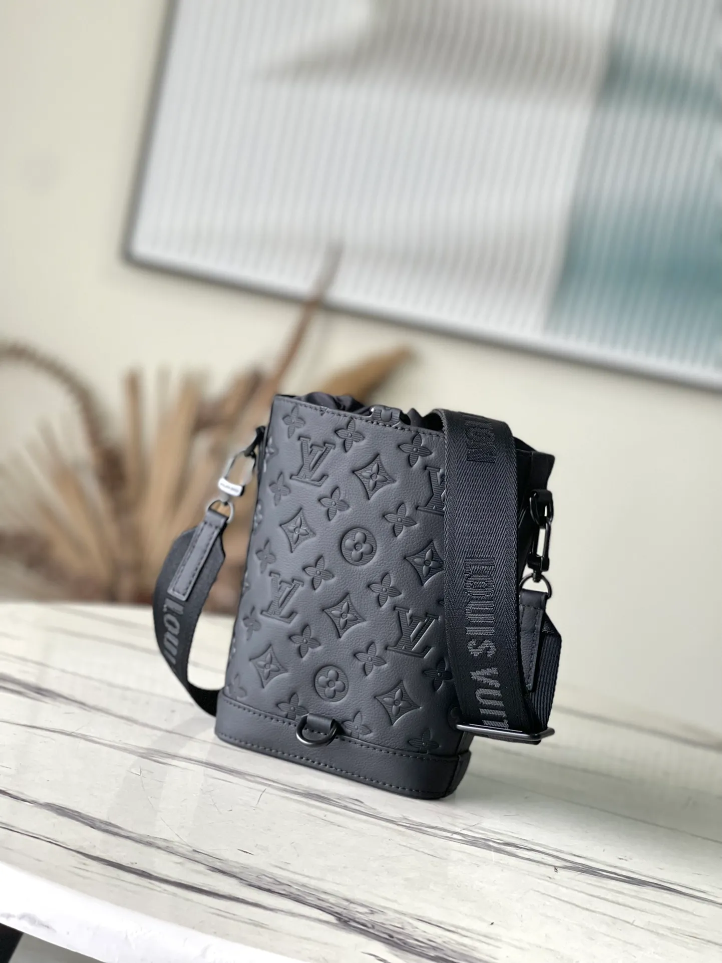 💰900 (top layer leather) top original order M82248 Lanyuan brand history, launch this o6 shoulder bag. The new cow leather has a more delicate grain texture and smooth texture, creating a flexible oil rope structure. The removable and adjustable fabric shoulder strap allows for a variety of carrying options. Dimensions: 13 × 21 × 8.5 cm