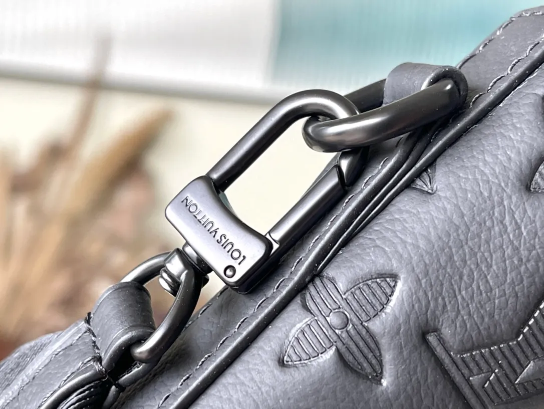 💰900 (top layer leather) top original order M82248 Lanyuan brand history, launch this o6 shoulder bag. The new cow leather has a more delicate grain texture and smooth texture, creating a flexible oil rope structure. The removable and adjustable fabric shoulder strap allows for a variety of carrying options. Dimensions: 13 × 21 × 8.5 cm