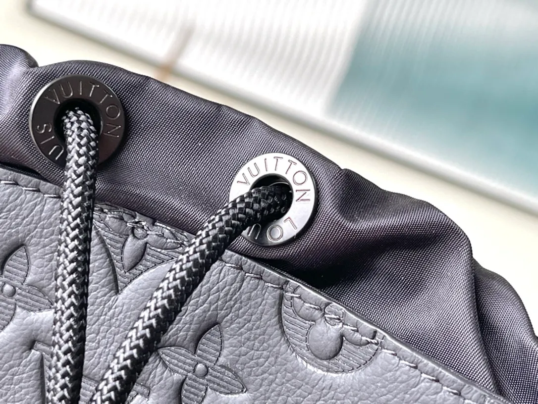 💰900 (top layer leather) top original order M82248 Lanyuan brand history, launch this o6 shoulder bag. The new cow leather has a more delicate grain texture and smooth texture, creating a flexible oil rope structure. The removable and adjustable fabric shoulder strap allows for a variety of carrying options. Dimensions: 13 × 21 × 8.5 cm