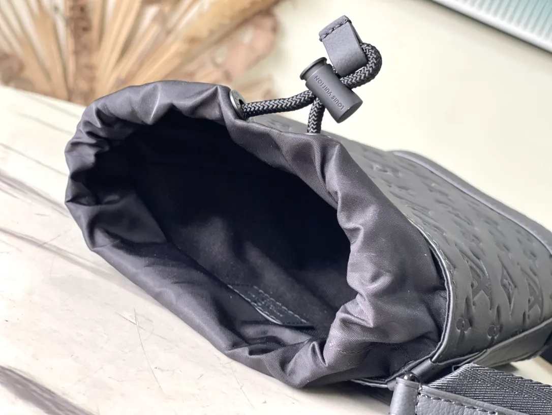 💰900 (top layer leather) top original order M82248 Lanyuan brand history, launch this o6 shoulder bag. The new cow leather has a more delicate grain texture and smooth texture, creating a flexible oil rope structure. The removable and adjustable fabric shoulder strap allows for a variety of carrying options. Dimensions: 13 × 21 × 8.5 cm