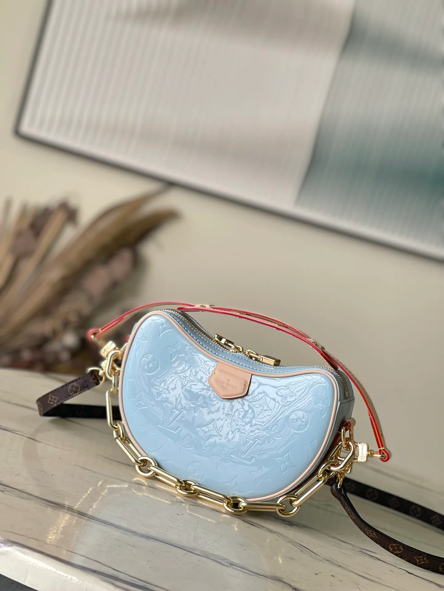 💰1700 (top-grain leather) top original order M24021 blue. This Croissant small handbag is made of glossy Monogram Vernis cow leather with a subtle embossed Monogram pattern, and is upgraded with pastel colors and a detachable metal chain to upgrade the elegant style. The inner patch pocket highlights functional considerations, and the detachable shoulder strap allows for a short shoulder carry experience. Dimensions: 21 x 13 x 7 cm (length x height x width)