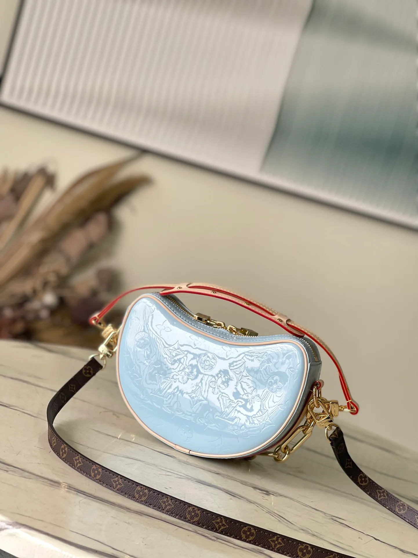 💰1700 (top-grain leather) top original order M24021 blue. This Croissant small handbag is made of glossy Monogram Vernis cow leather with a subtle embossed Monogram pattern, and is upgraded with pastel colors and a detachable metal chain to upgrade the elegant style. The inner patch pocket highlights functional considerations, and the detachable shoulder strap allows for a short shoulder carry experience. Dimensions: 21 x 13 x 7 cm (length x height x width)