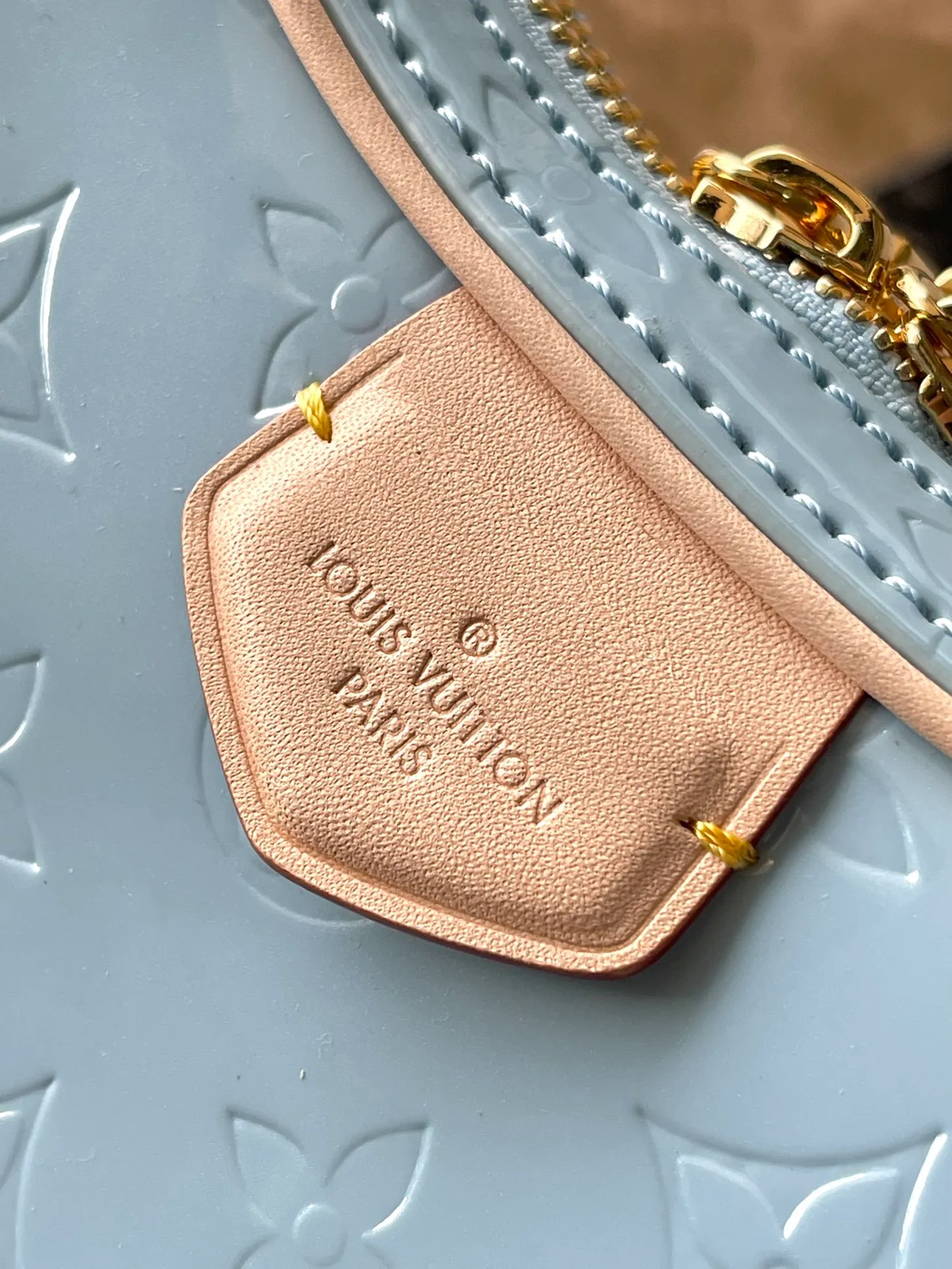 💰1700 (top-grain leather) top original order M24021 blue. This Croissant small handbag is made of glossy Monogram Vernis cow leather with a subtle embossed Monogram pattern, and is upgraded with pastel colors and a detachable metal chain to upgrade the elegant style. The inner patch pocket highlights functional considerations, and the detachable shoulder strap allows for a short shoulder carry experience. Dimensions: 21 x 13 x 7 cm (length x height x width)