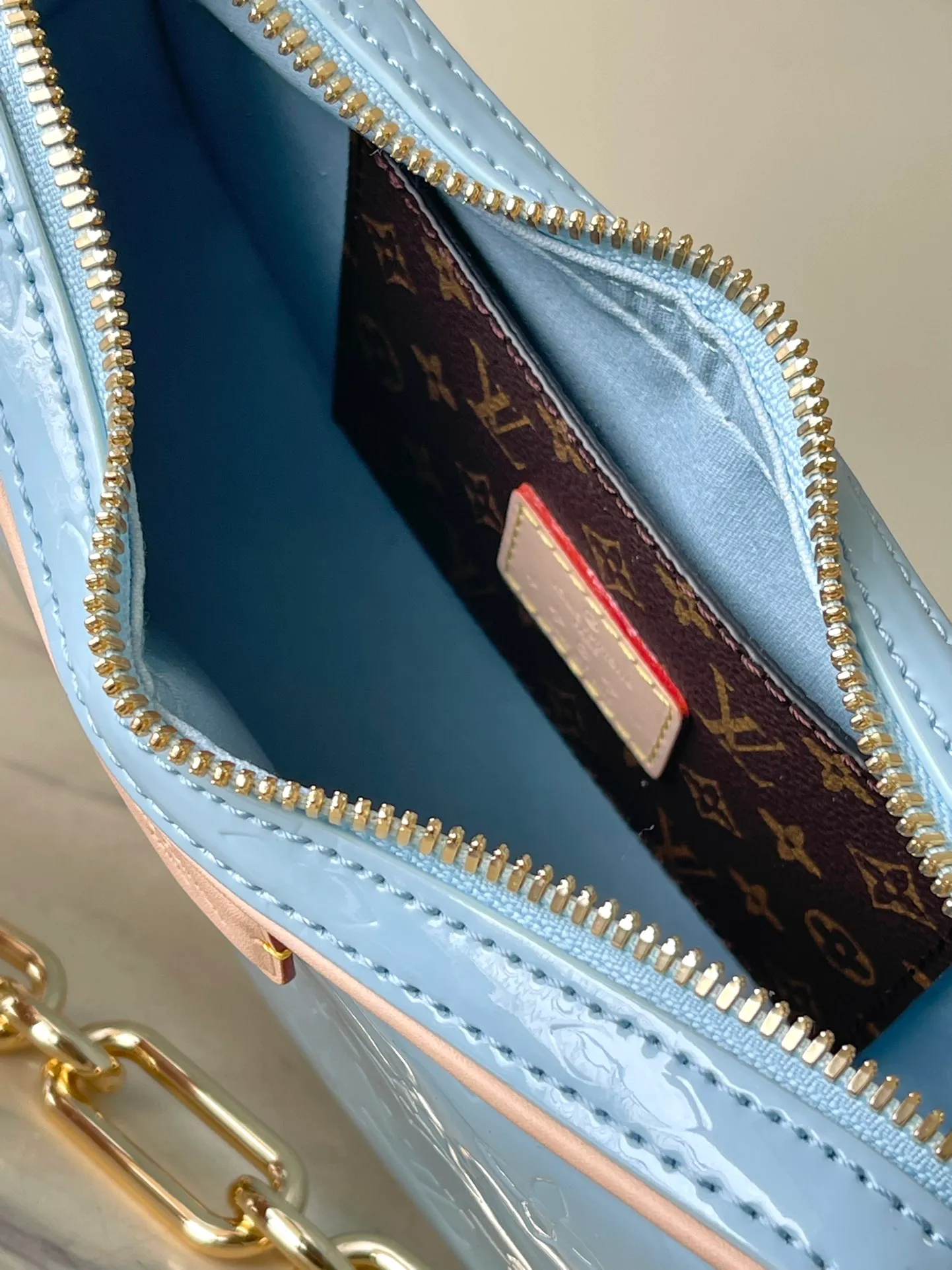 💰1700 (top-grain leather) top original order M24021 blue. This Croissant small handbag is made of glossy Monogram Vernis cow leather with a subtle embossed Monogram pattern, and is upgraded with pastel colors and a detachable metal chain to upgrade the elegant style. The inner patch pocket highlights functional considerations, and the detachable shoulder strap allows for a short shoulder carry experience. Dimensions: 21 x 13 x 7 cm (length x height x width)