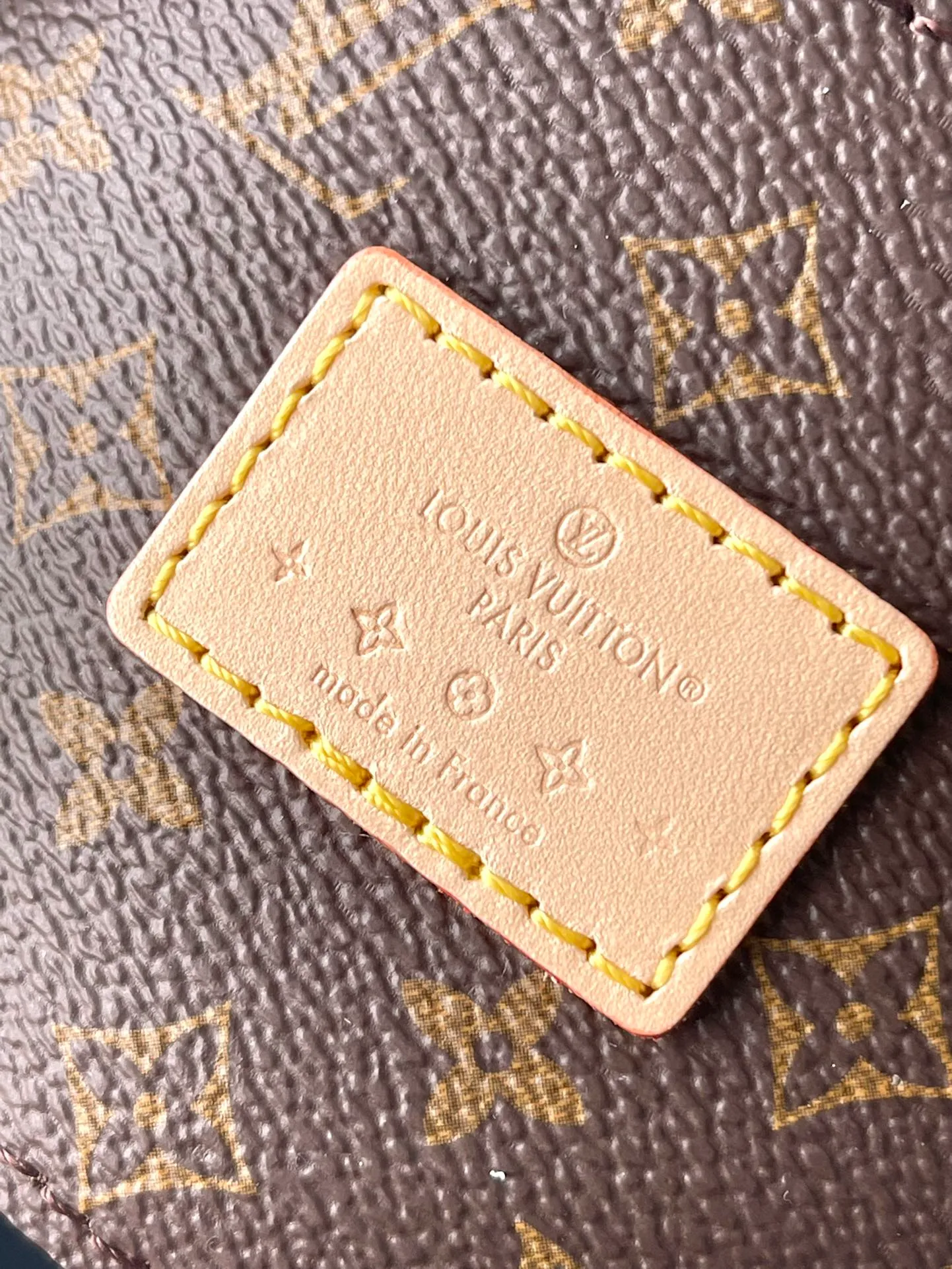 💰1700 (top-grain leather) top original order M24021 blue. This Croissant small handbag is made of glossy Monogram Vernis cow leather with a subtle embossed Monogram pattern, and is upgraded with pastel colors and a detachable metal chain to upgrade the elegant style. The inner patch pocket highlights functional considerations, and the detachable shoulder strap allows for a short shoulder carry experience. Dimensions: 21 x 13 x 7 cm (length x height x width)