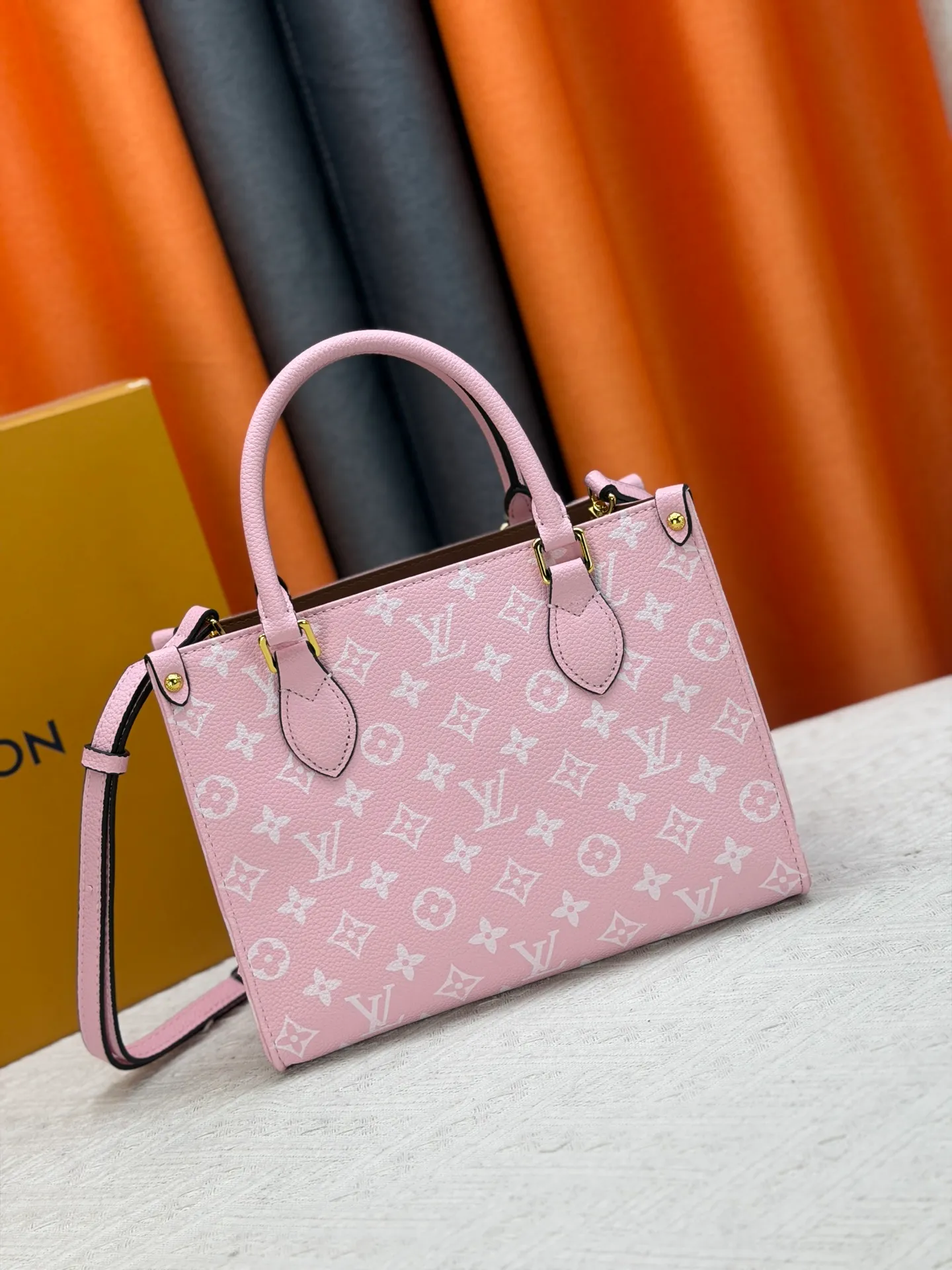 P260 Upgraded original version (latest color) M10303 M45659 M46373 M44571 This OnTheGo small tote bag draws inspiration from the classic Sac Plat handbag in 1968. It is made of Monogram Empreinte leather embossed with the Giant Monogram pattern to create a miniature version, which can store daily necessities such as a mini tablet. Designed handles and a detachable and adjustable shoulder strap enrich the carrying options. Dimensions: 25.0 x 19.0 x 11.5 cm (length x height x width)