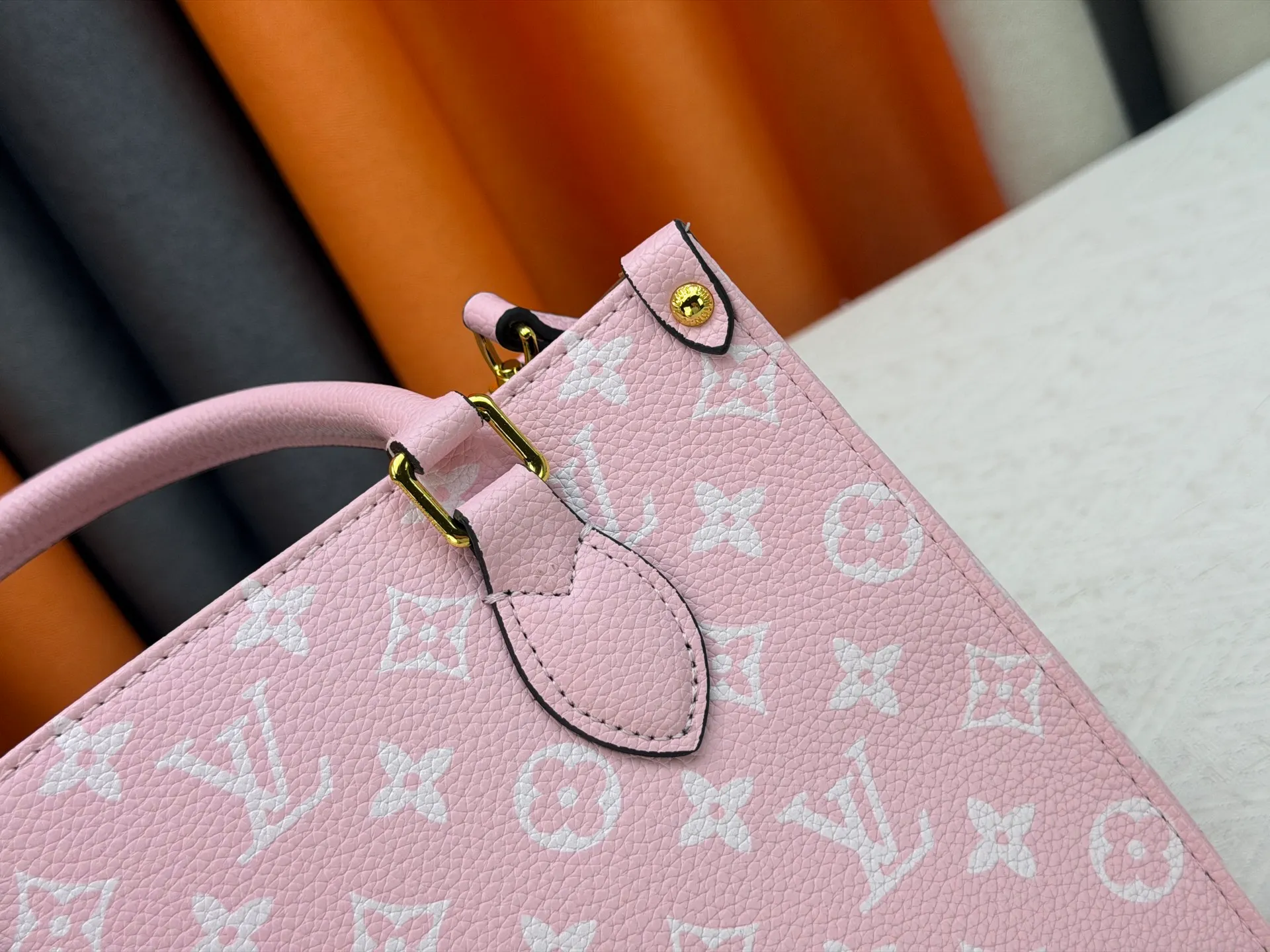 P260 Upgraded original version (latest color) M10303 M45659 M46373 M44571 This OnTheGo small tote bag draws inspiration from the classic Sac Plat handbag in 1968. It is made of Monogram Empreinte leather embossed with the Giant Monogram pattern to create a miniature version, which can store daily necessities such as a mini tablet. Designed handles and a detachable and adjustable shoulder strap enrich the carrying options. Dimensions: 25.0 x 19.0 x 11.5 cm (length x height x width)