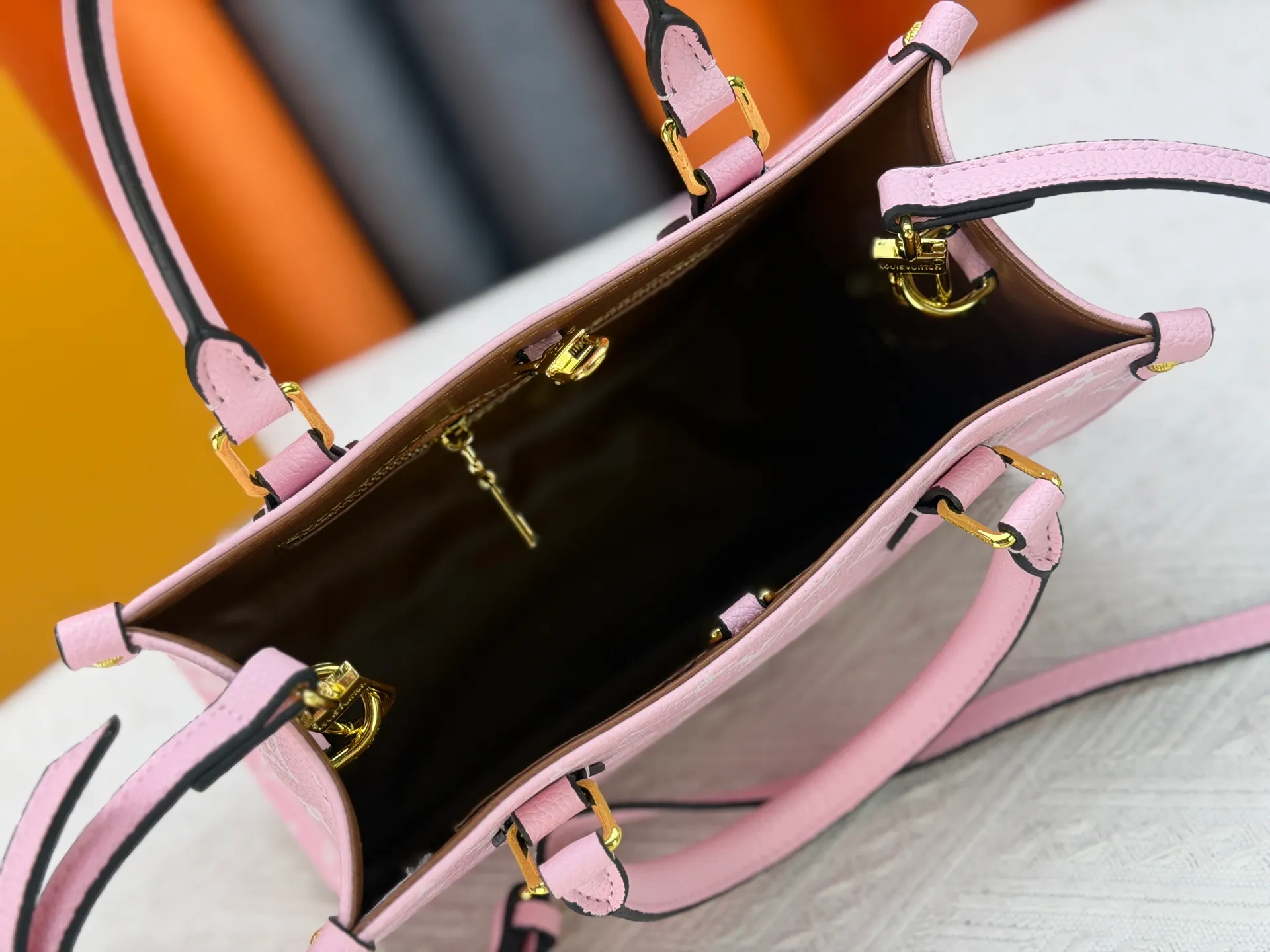 P260 Upgraded original version (latest color) M10303 M45659 M46373 M44571 This OnTheGo small tote bag draws inspiration from the classic Sac Plat handbag in 1968. It is made of Monogram Empreinte leather embossed with the Giant Monogram pattern to create a miniature version, which can store daily necessities such as a mini tablet. Designed handles and a detachable and adjustable shoulder strap enrich the carrying options. Dimensions: 25.0 x 19.0 x 11.5 cm (length x height x width)
