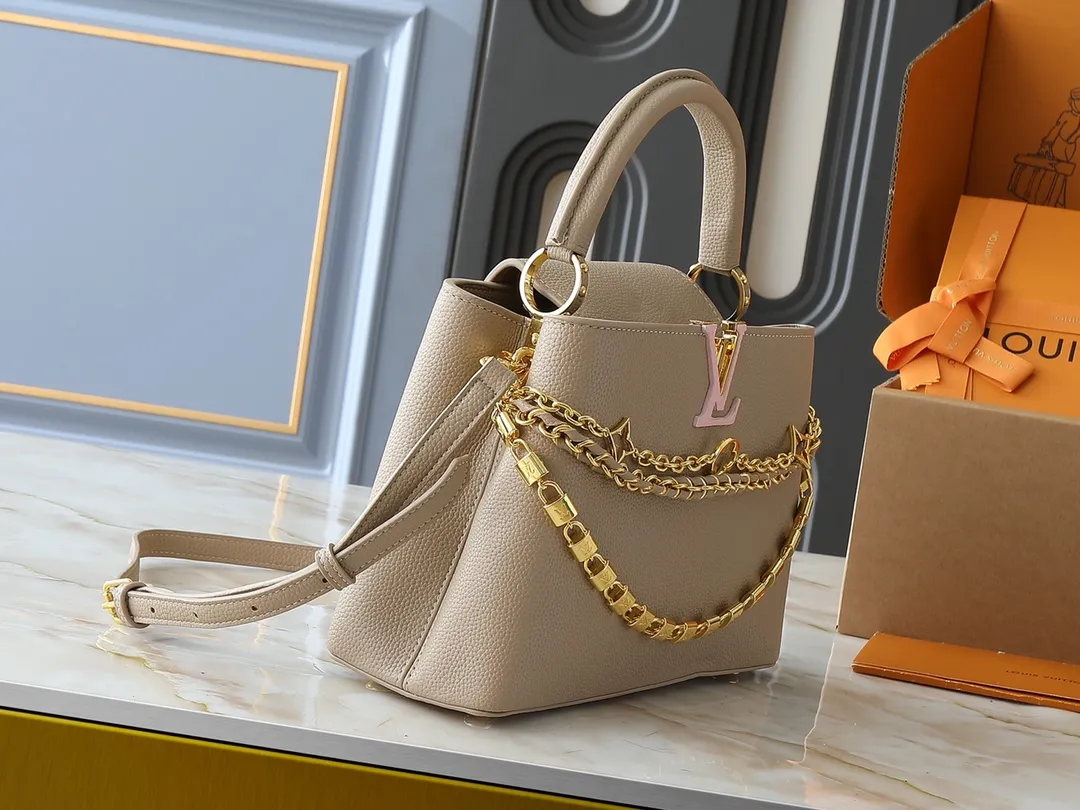💰440💰Guangzhou goods Upgraded original M12345 M12346 M12279 M11908 M11906 This Capucines BB handbag is from the Trilogy series, using Taurillon cow leather and dazzling metal parts to convey elegant style. The gorgeous chain is embellished with a mini padlock and an enamel Monogram flower. The flap can be placed externally or internally to open multiple pockets. The sophisticated design allows for a variety of carrying experiences. Dimensions: 31.05 x 20.0 x 11.0 cm (length x height x width)