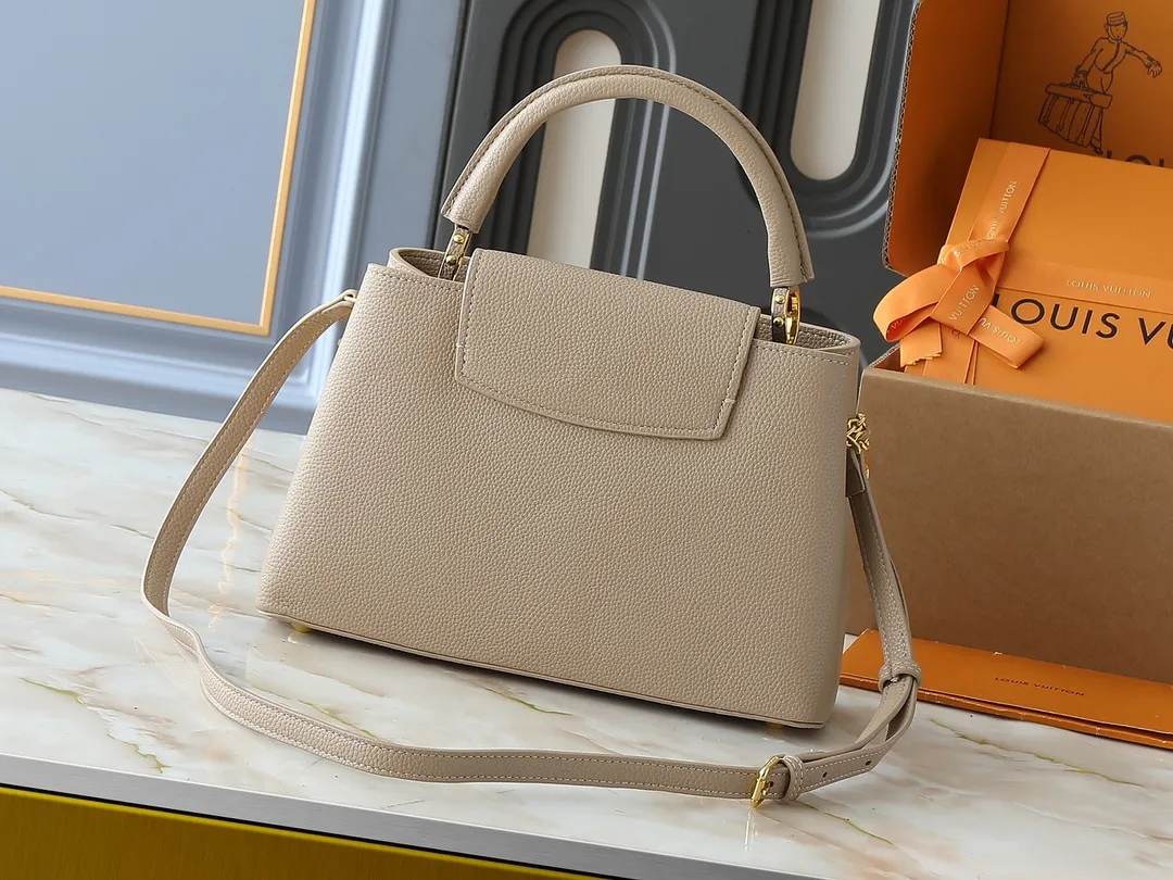 💰440💰Guangzhou goods Upgraded original M12345 M12346 M12279 M11908 M11906 This Capucines BB handbag is from the Trilogy series, using Taurillon cow leather and dazzling metal parts to convey elegant style. The gorgeous chain is embellished with a mini padlock and an enamel Monogram flower. The flap can be placed externally or internally to open multiple pockets. The sophisticated design allows for a variety of carrying experiences. Dimensions: 31.05 x 20.0 x 11.0 cm (length x height x width)